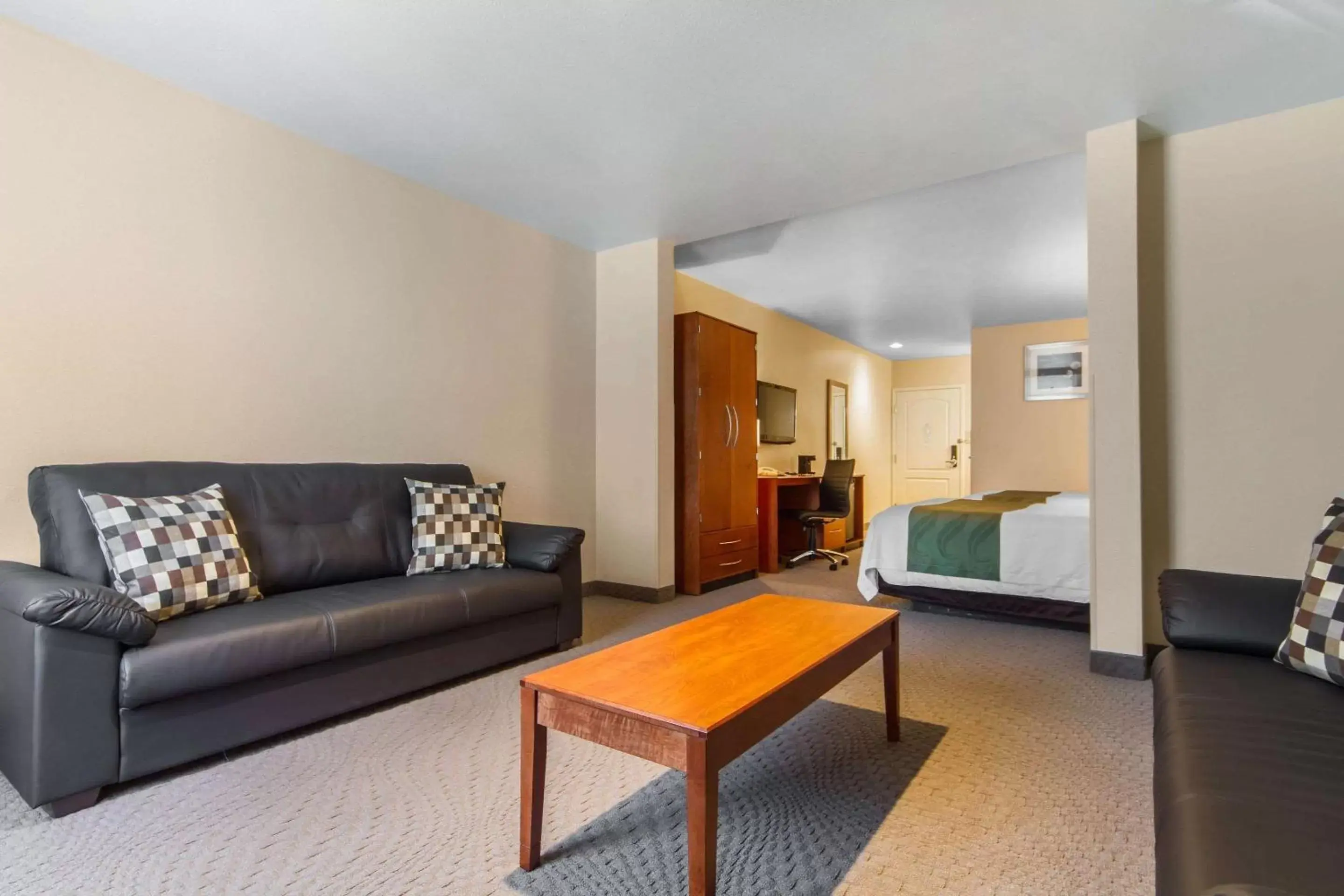 Photo of the whole room, Seating Area in Quality Inn San Jose Airport - Silicon Valley