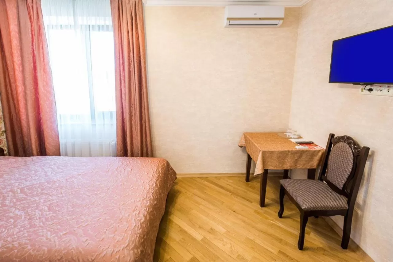 TV/Entertainment Center in Mon Plaisir