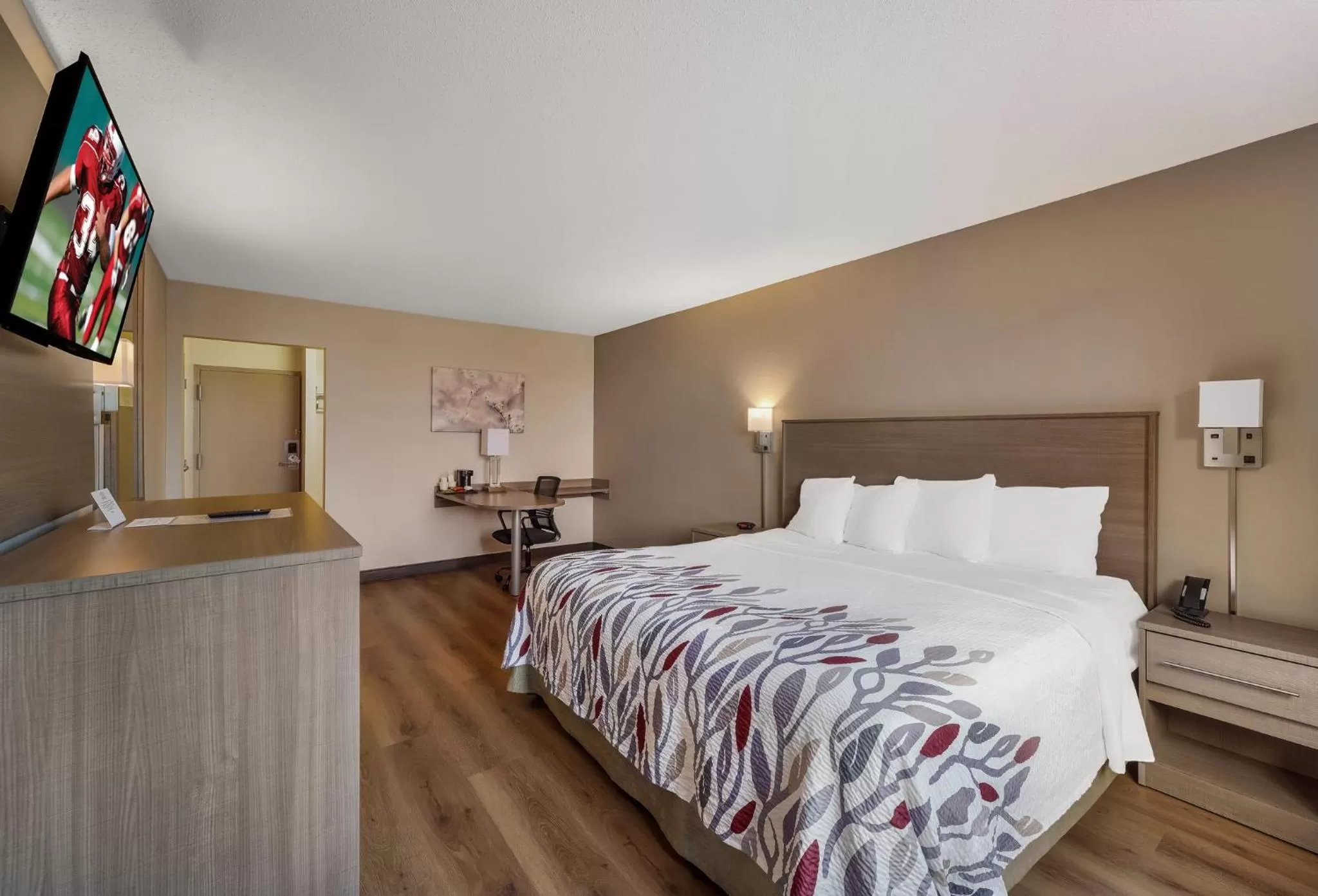 Bedroom, Bed in Red Roof Inn Painted Post