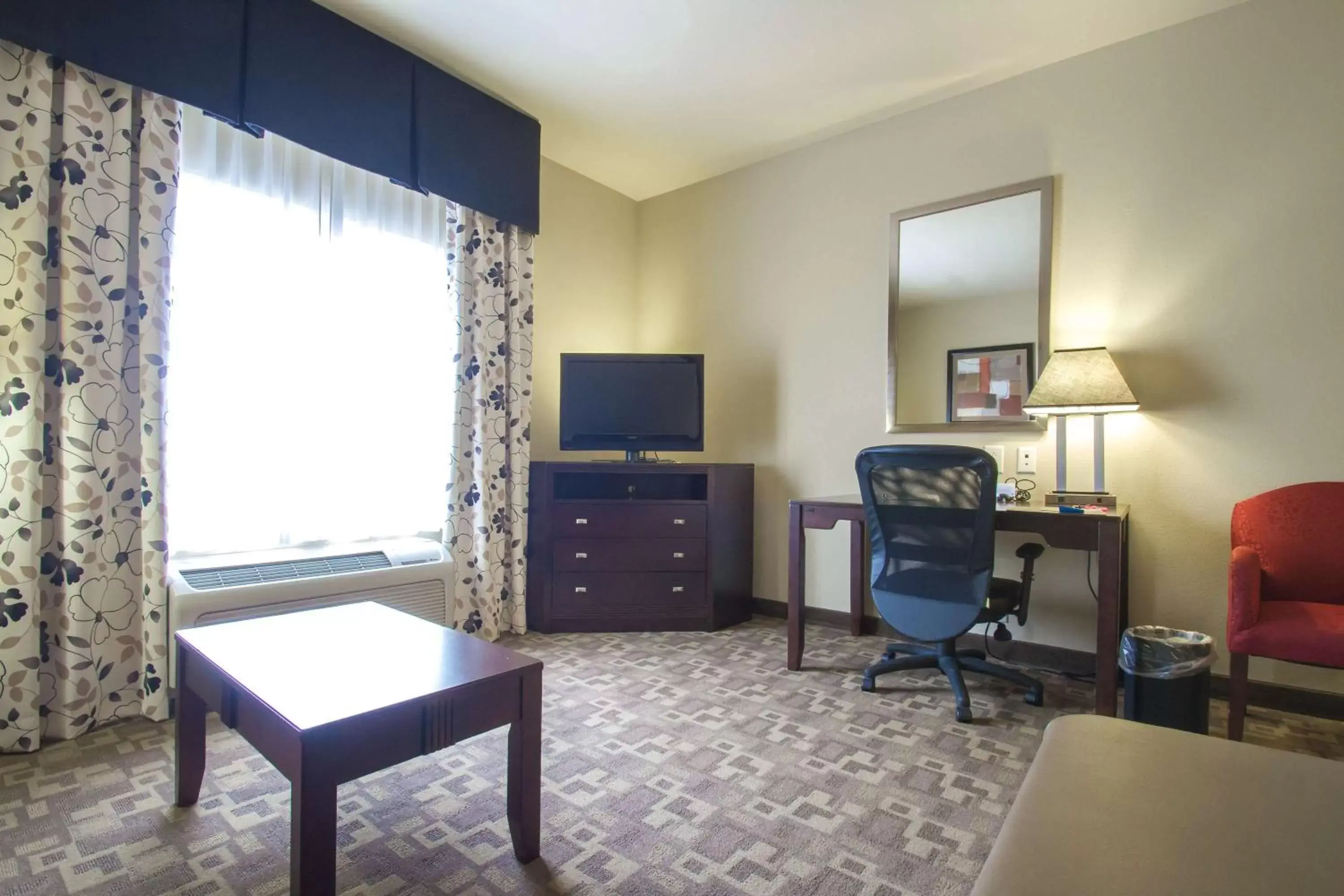 Bed, TV/Entertainment Center in Hampton Inn Greenville