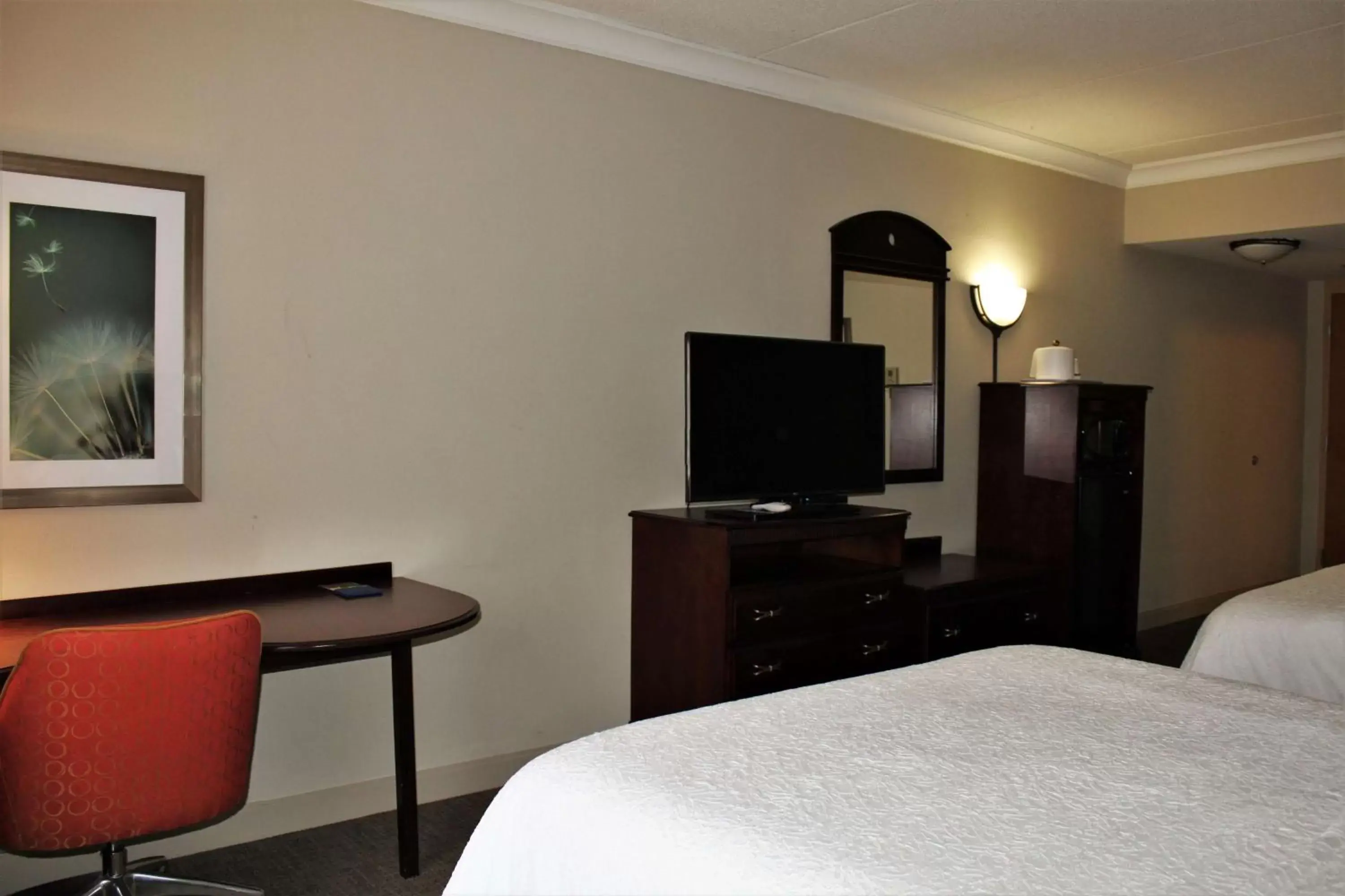 Bedroom, TV/Entertainment Center in Hampton Inn Americus