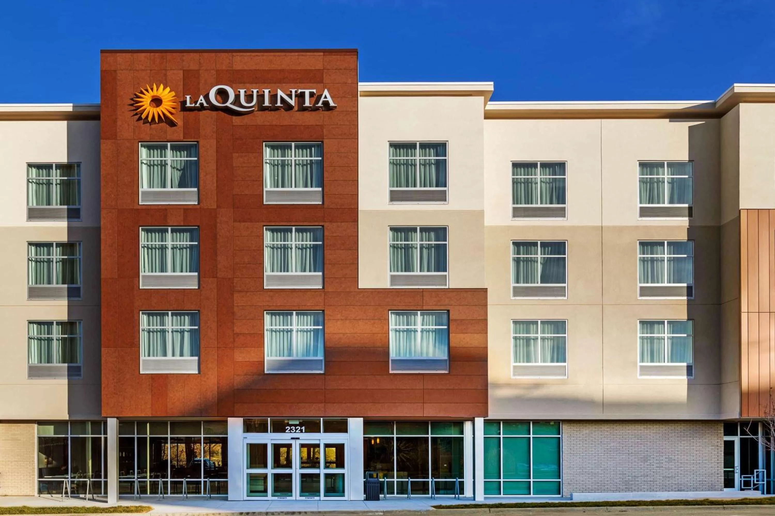 Property building in La Quinta Inn & Suites by Wyndham Kansas City Beacon Hill