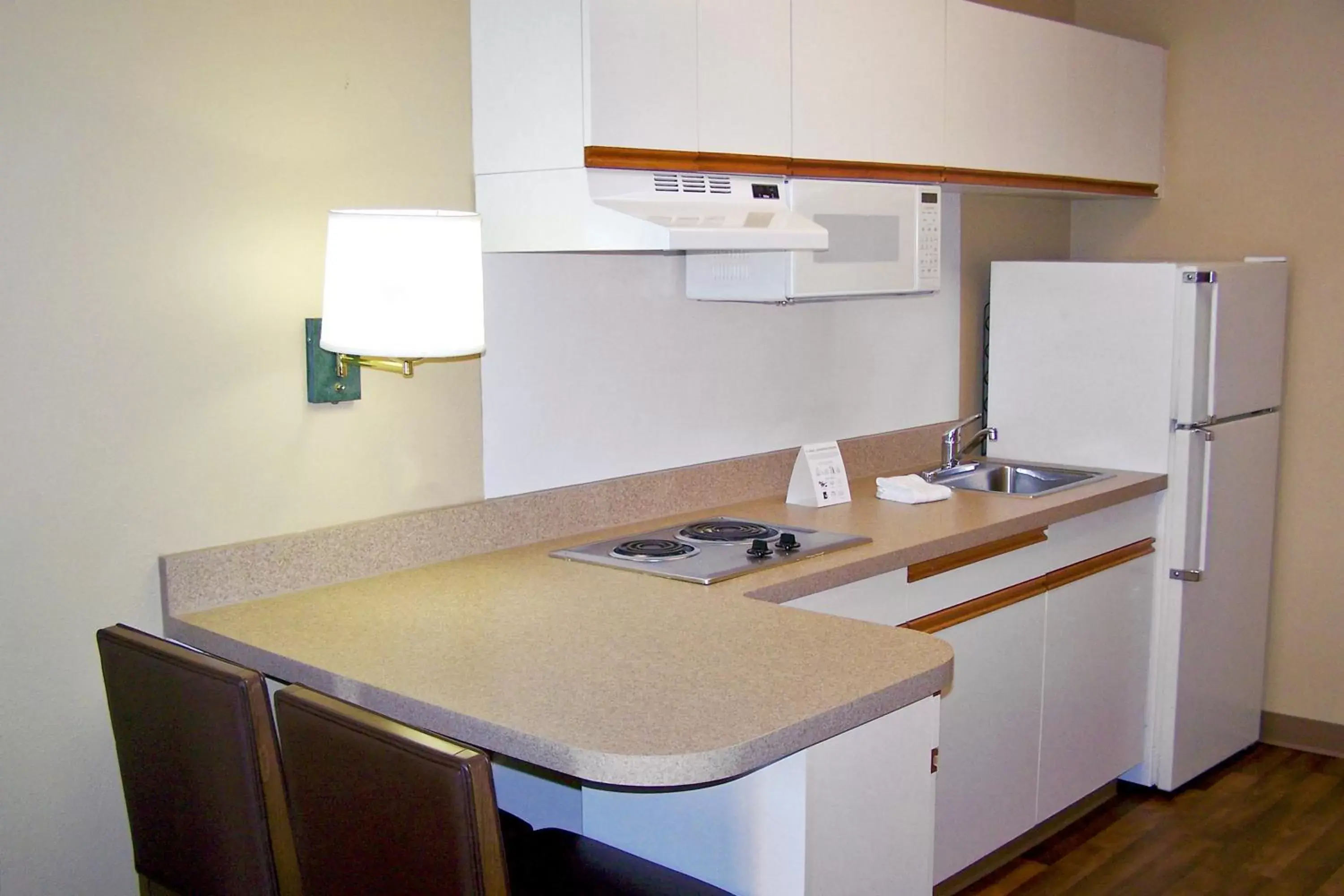 Kitchen or kitchenette, Kitchen/Kitchenette in Extended Stay America Suites - Los Angeles - Torrance - Del Amo Circle