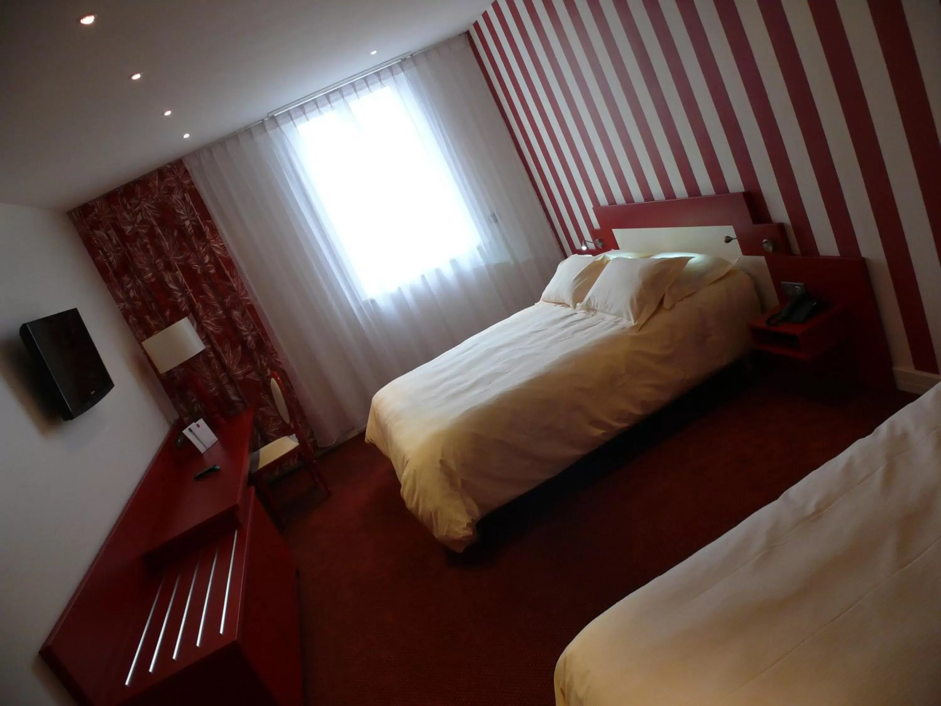 Photo of the whole room, Bed in The Originals Boutique, La Maison Rouge, Lens Ouest (Qualys-Hotel)