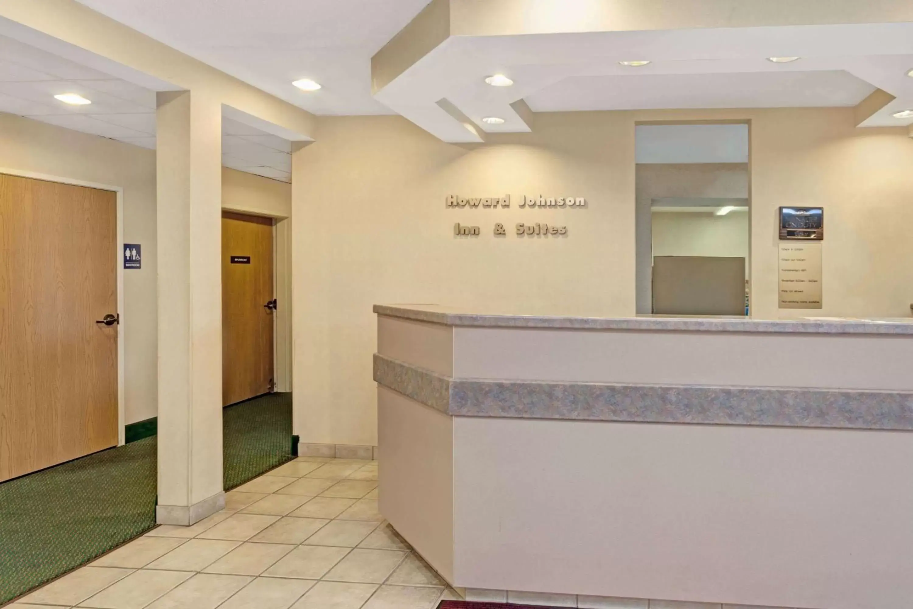 Lobby or reception, Lobby/Reception in Howard Johnson by Wyndham Elk Grove Village - Chicago O'Hare