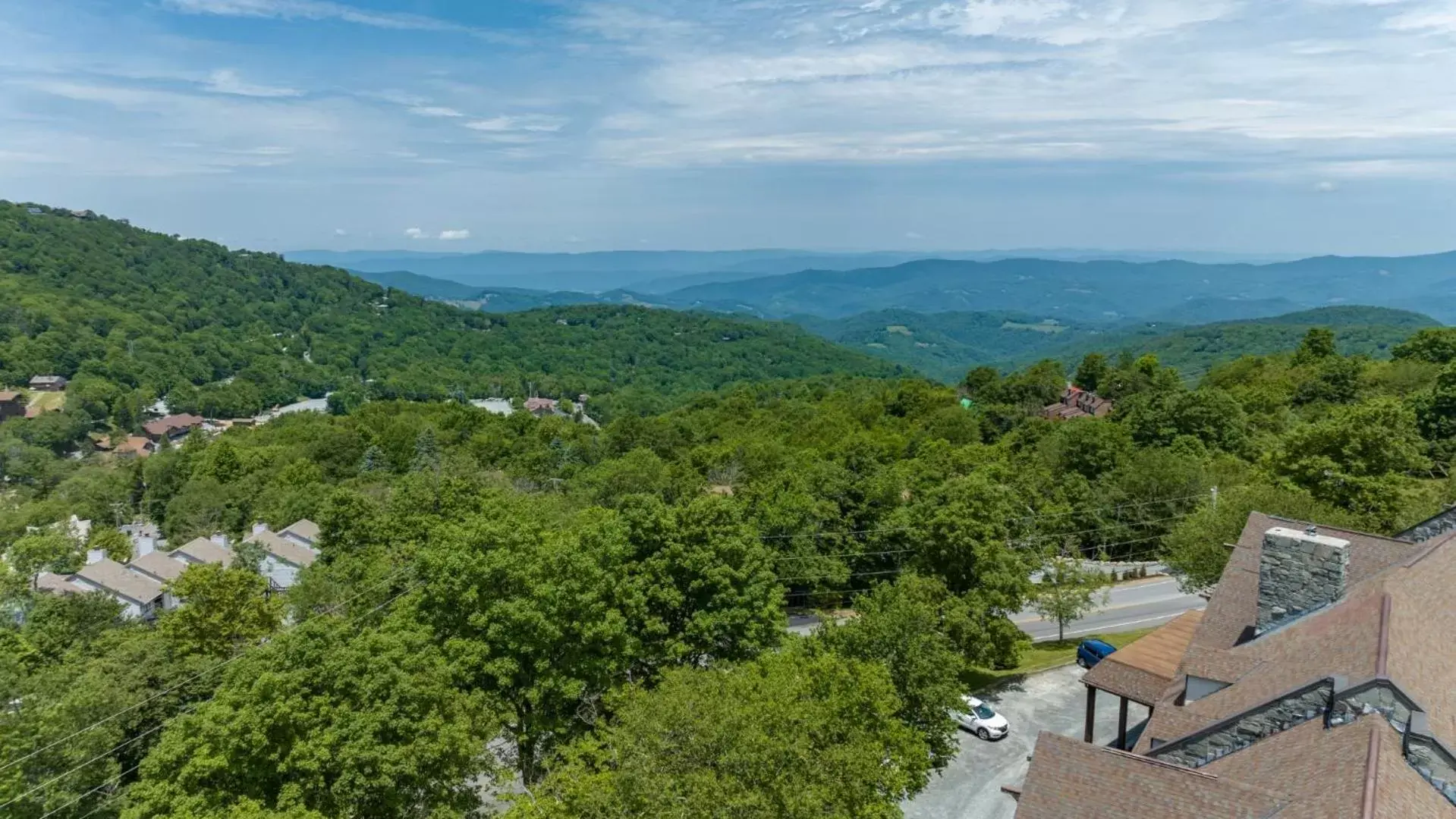 Property building, Bird's-eye View in 4 Seasons at Beech Mountain