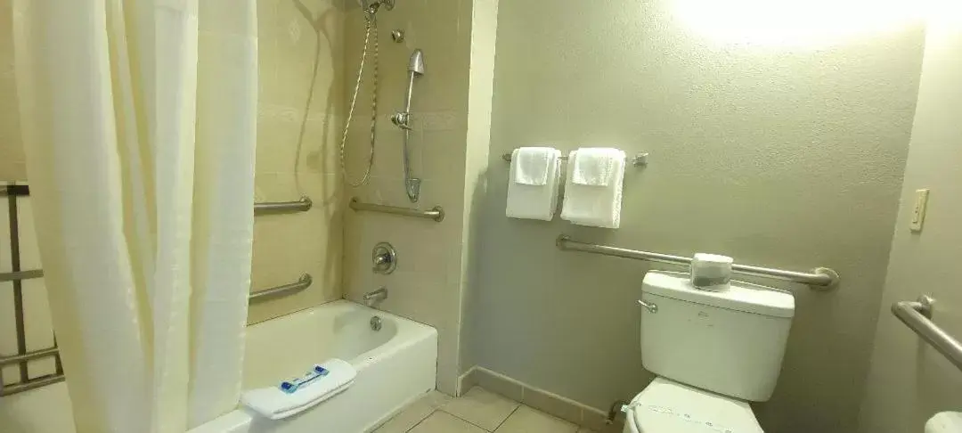 Bathroom in Rodeway Inn Chico University Area