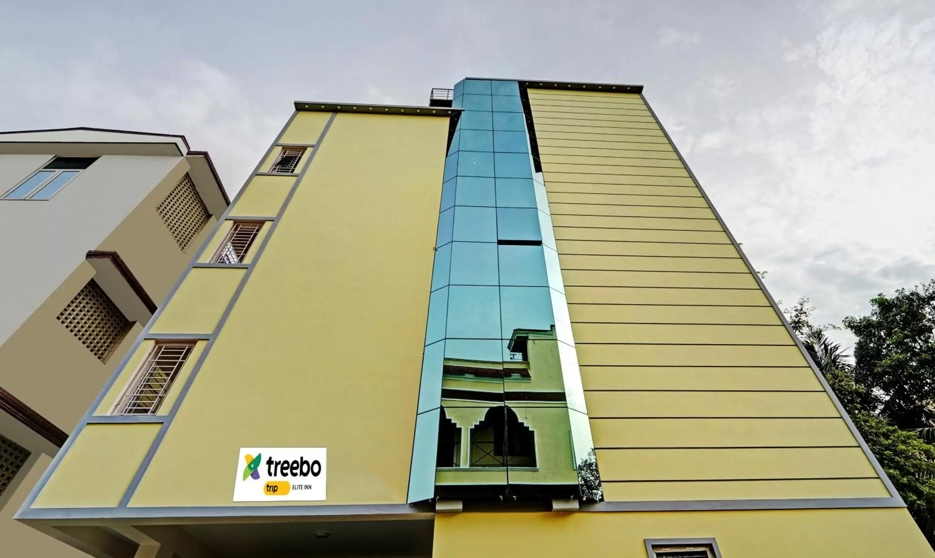 Property building in Itsy Hotels Elite Inn Property building in Itsy Hotels Elite Inn