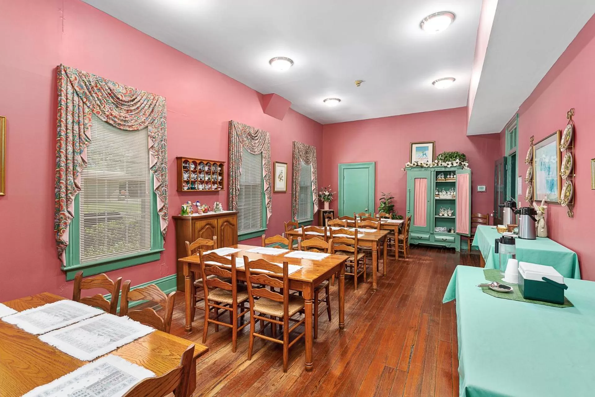 Coffee/tea facilities in Spencer House Inn