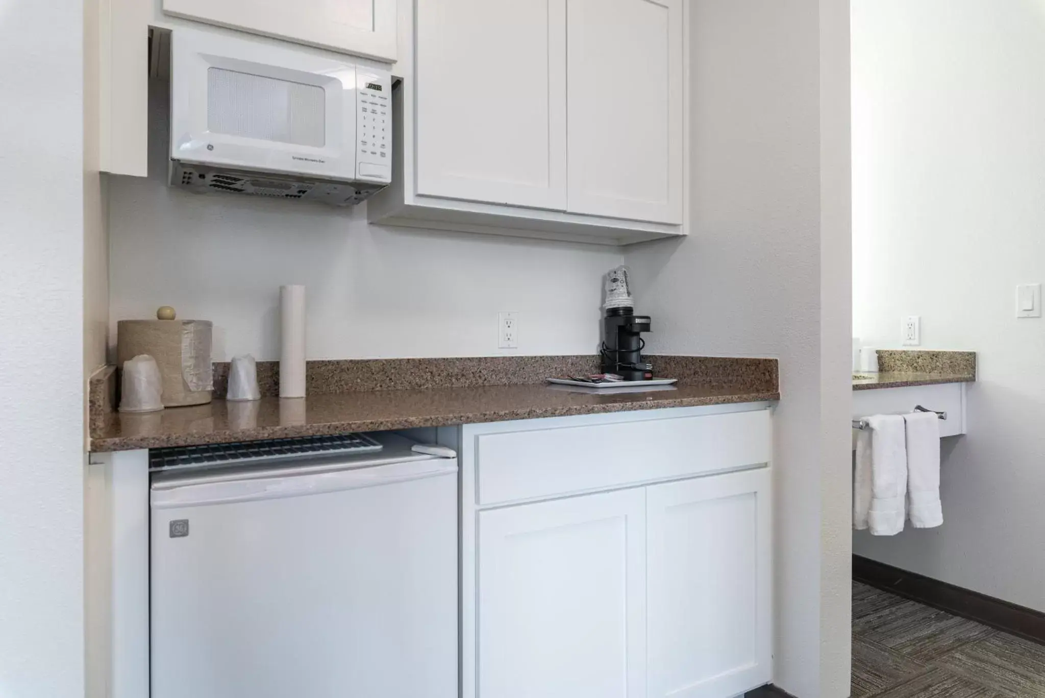 Kitchen/Kitchenette in Marshall Suites