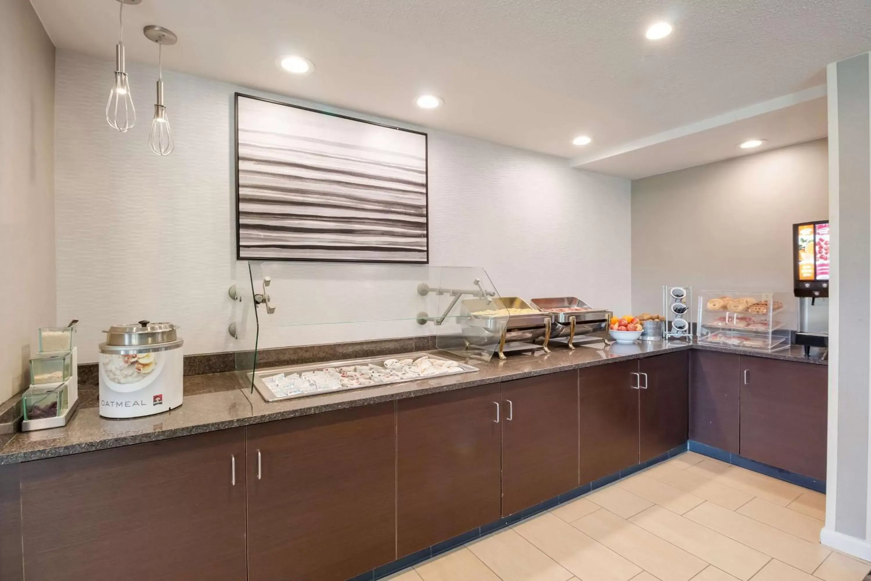 Breakfast, Kitchen/Kitchenette in Sonesta ES Suites Huntington Beach Fountain Valley