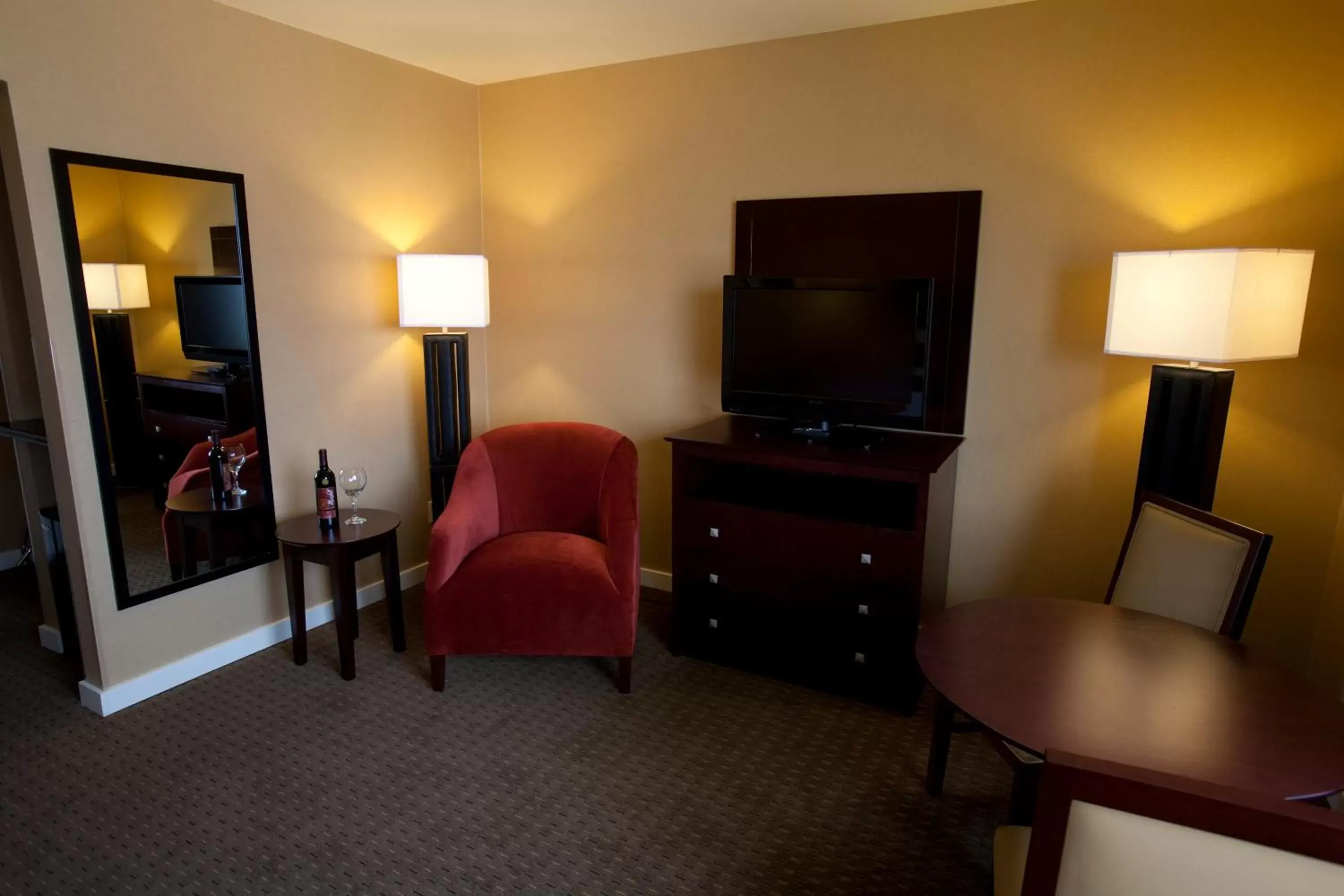 Seating area, TV/Entertainment Center in Celilo Inn