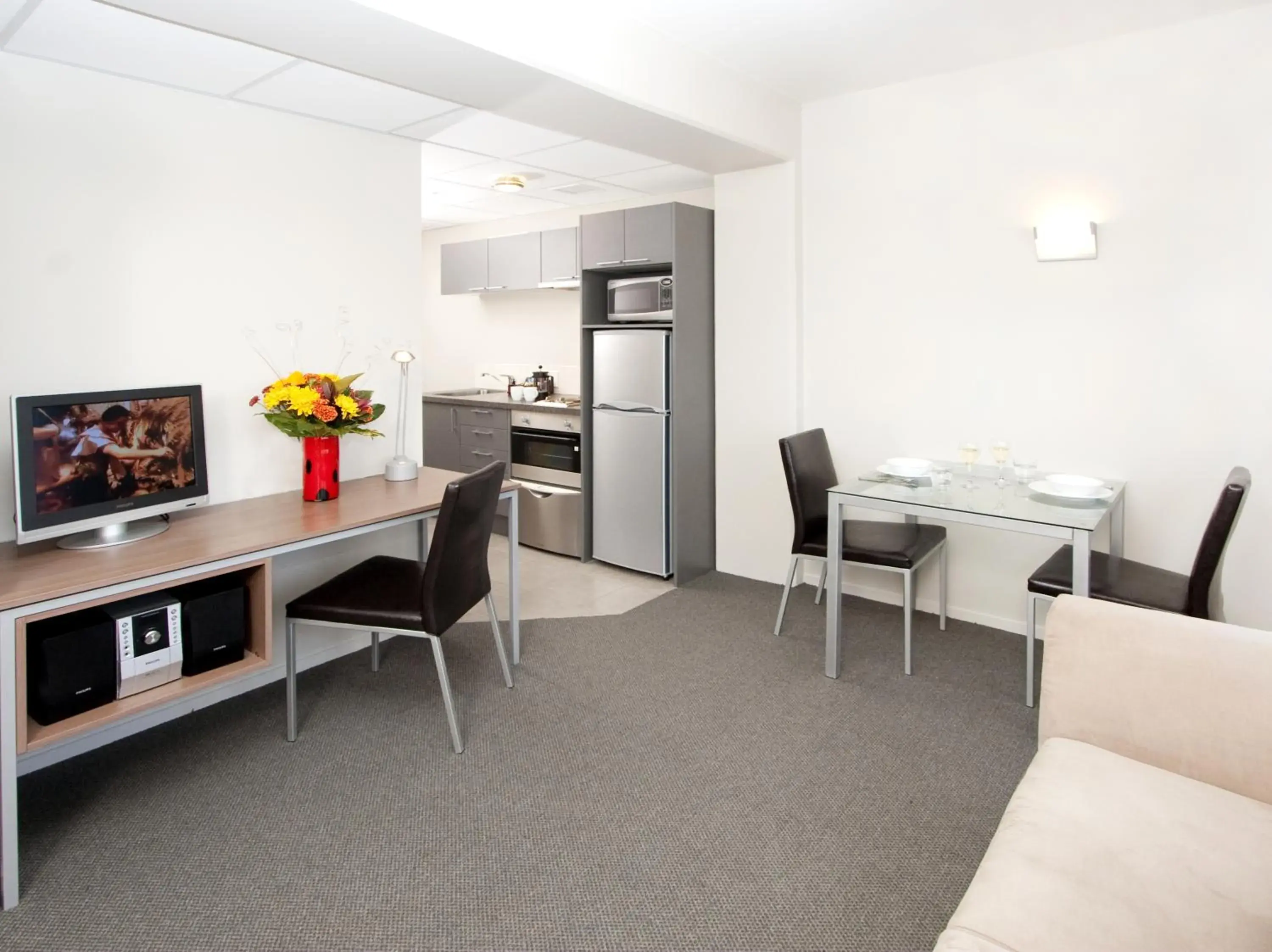 TV and multimedia, Kitchen/Kitchenette in Quality Suites Central Square