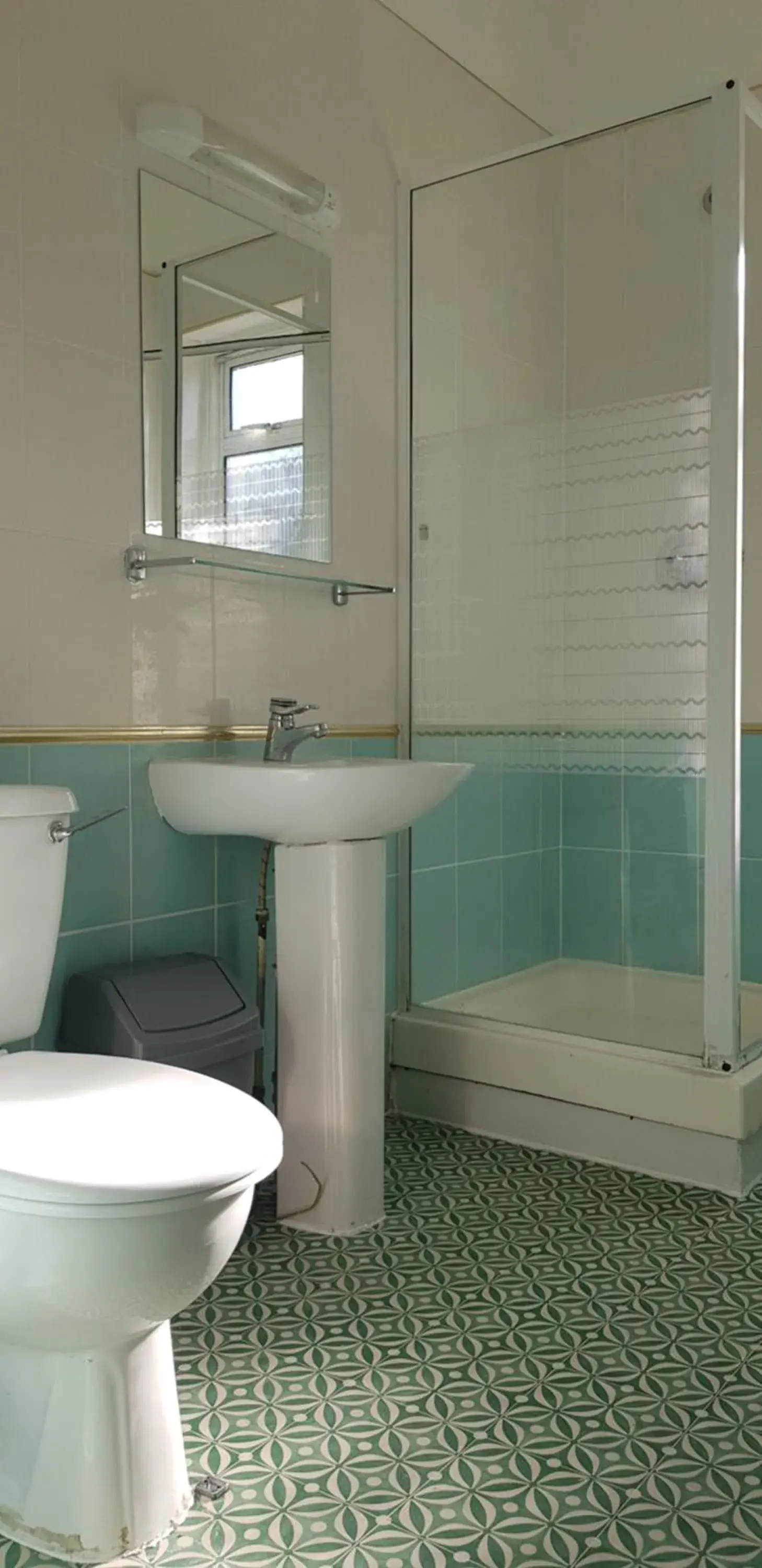 Bathroom in Golders Park Hotel