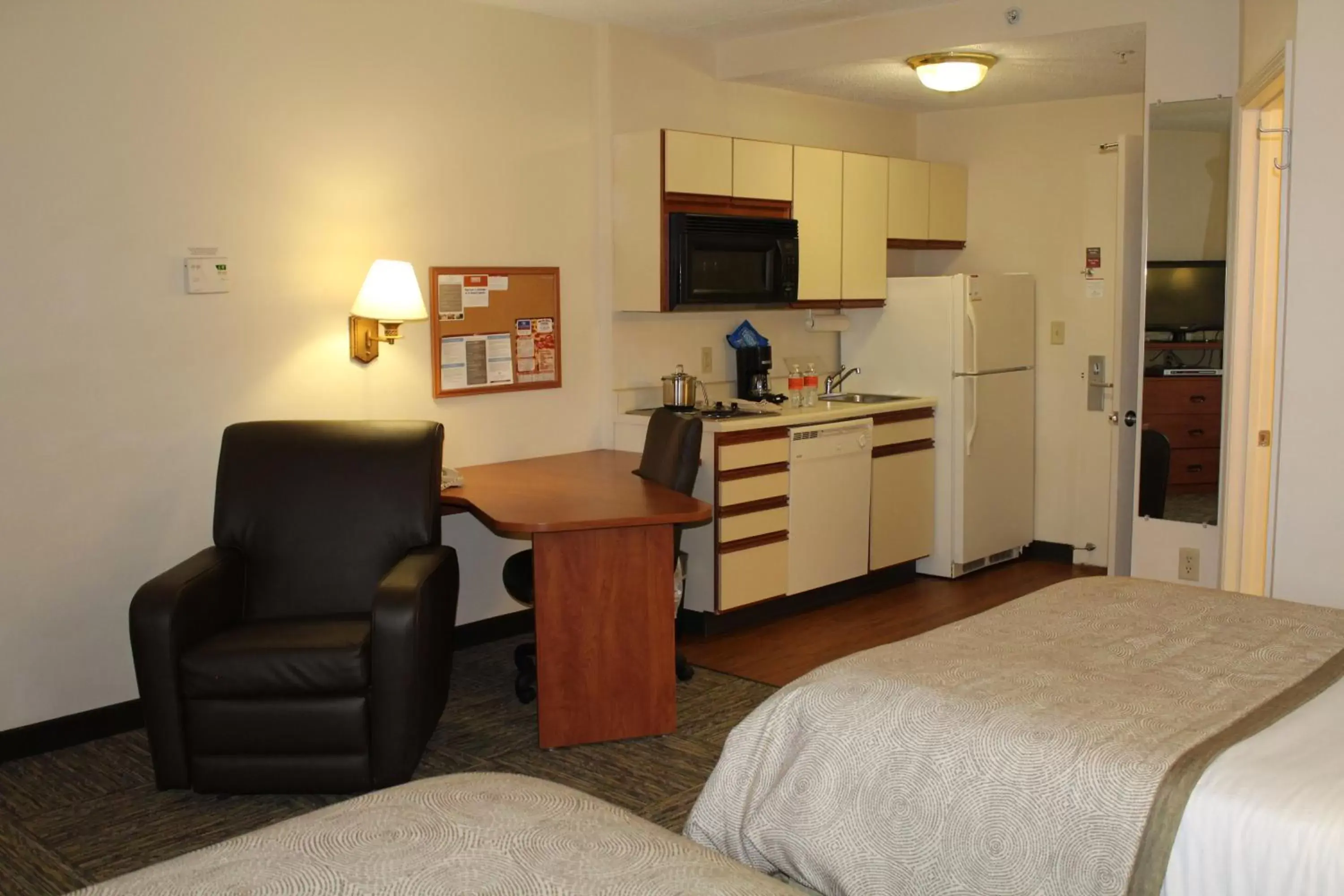 Photo of the whole room, Seating Area in Candlewood Suites Syracuse-Airport