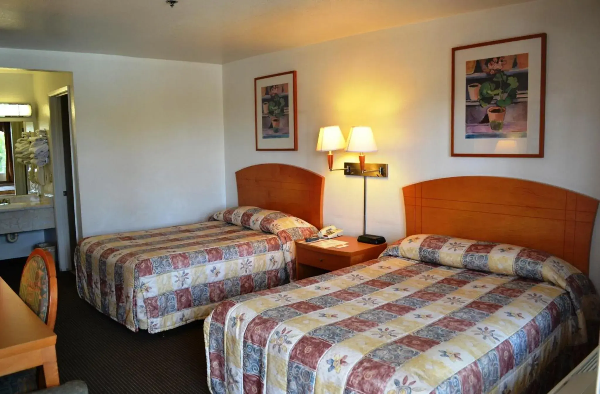 Photo of the whole room, Bed in Vagabond Inn Fresno