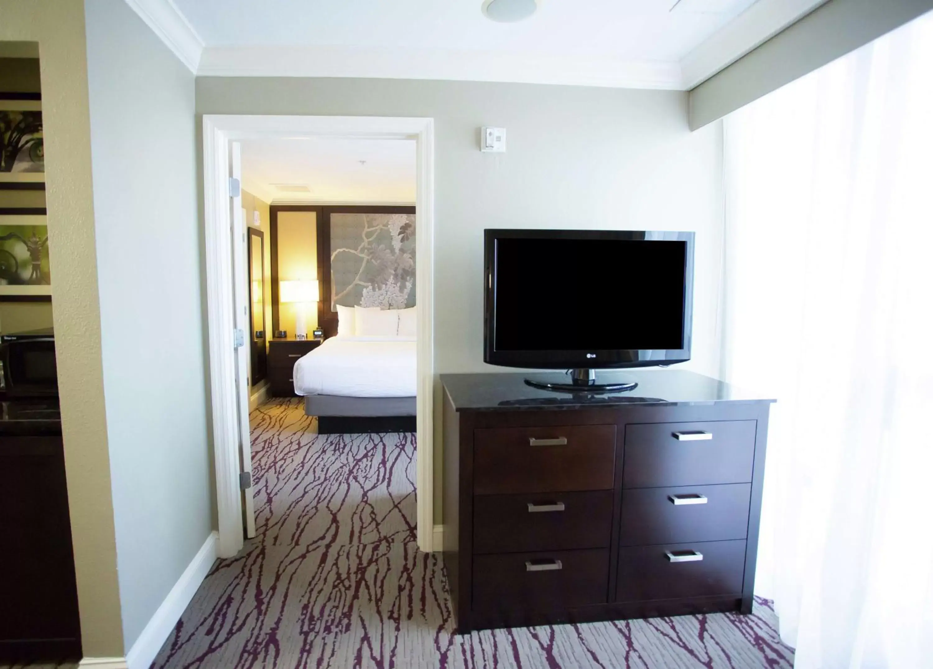 Bedroom, TV/Entertainment Center in DoubleTree by Hilton Historic Savannah