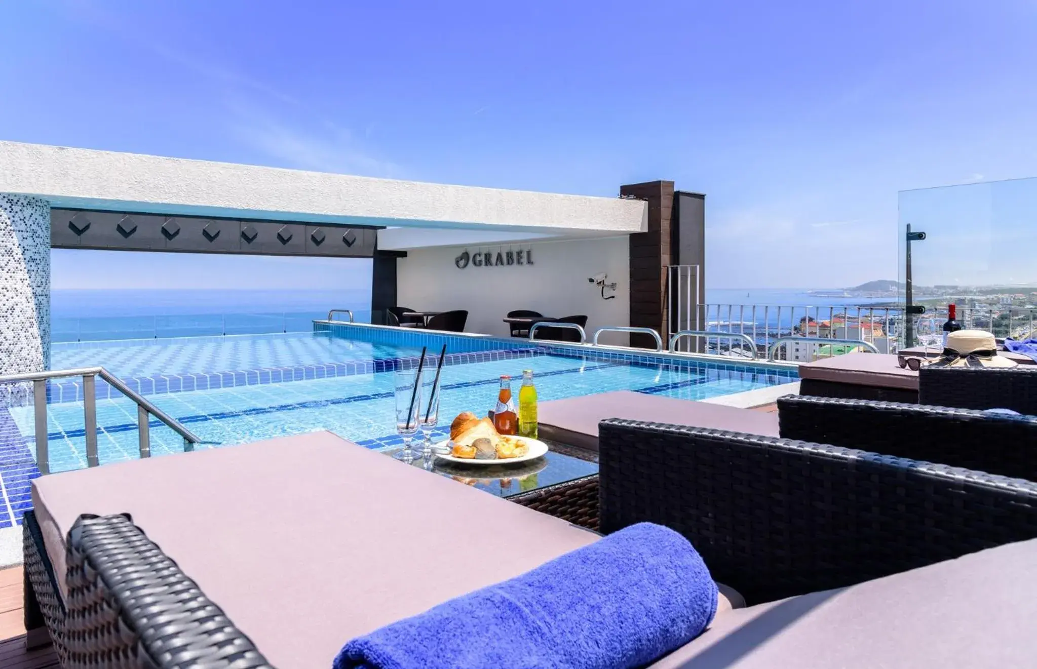 Lounge or bar, Swimming Pool in Grabel Hotel