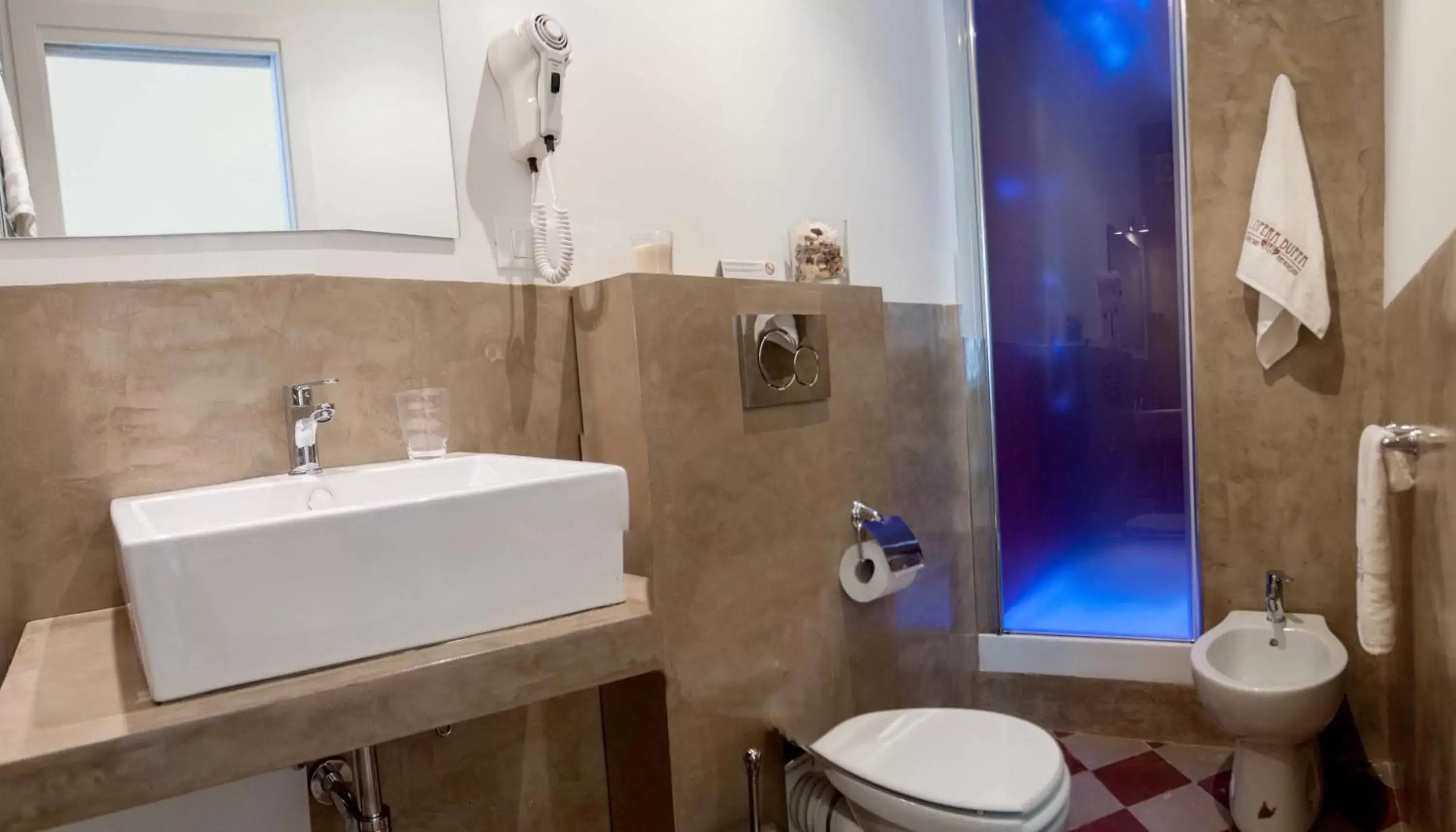 Shower, Bathroom in L'Opera Buffa