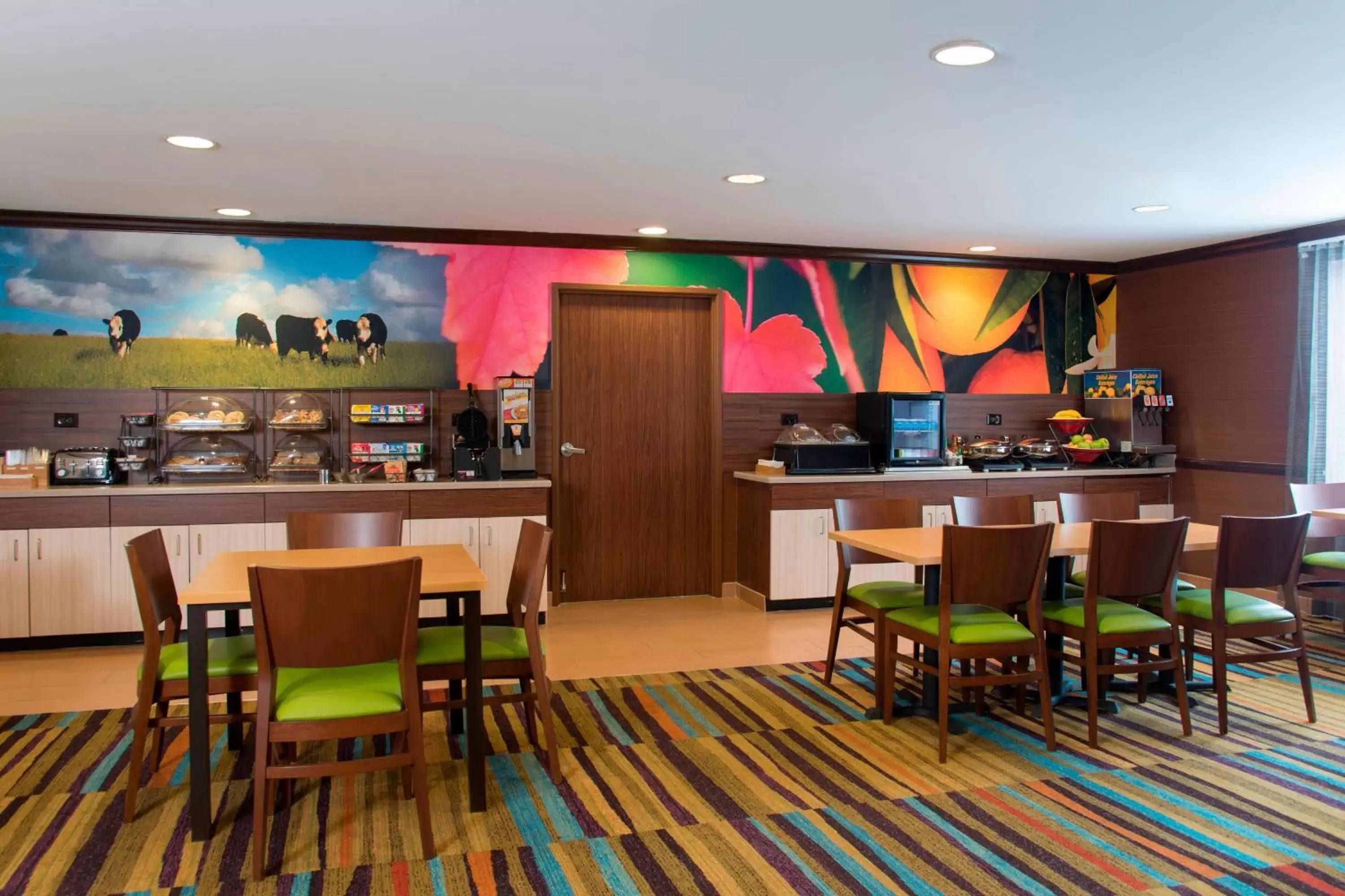 Breakfast, Restaurant/Places to Eat in Fairfield Inn and Suites by Marriott Chicago St. Charles
