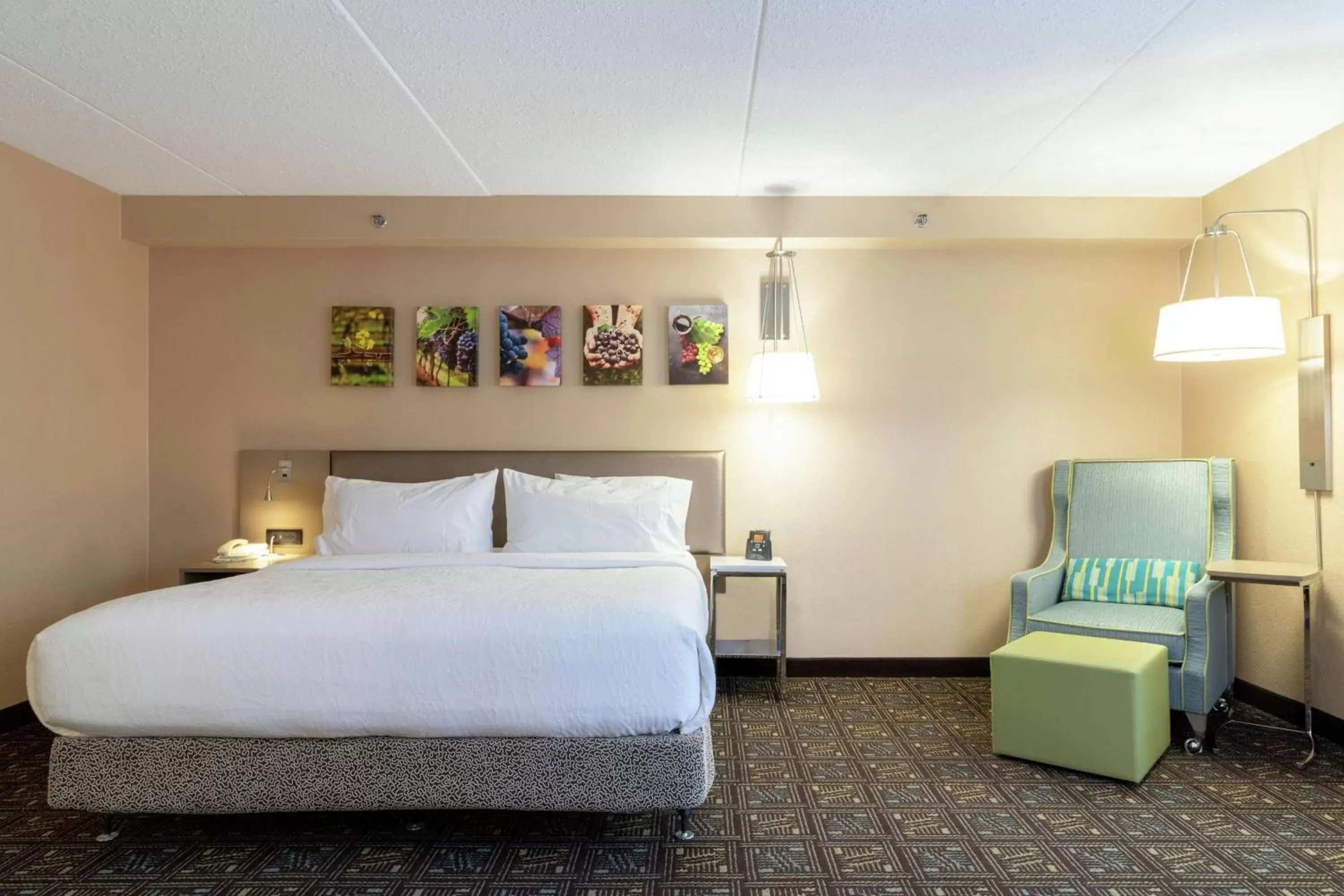Bed in Hilton Garden Inn Niagara-on-the-Lake