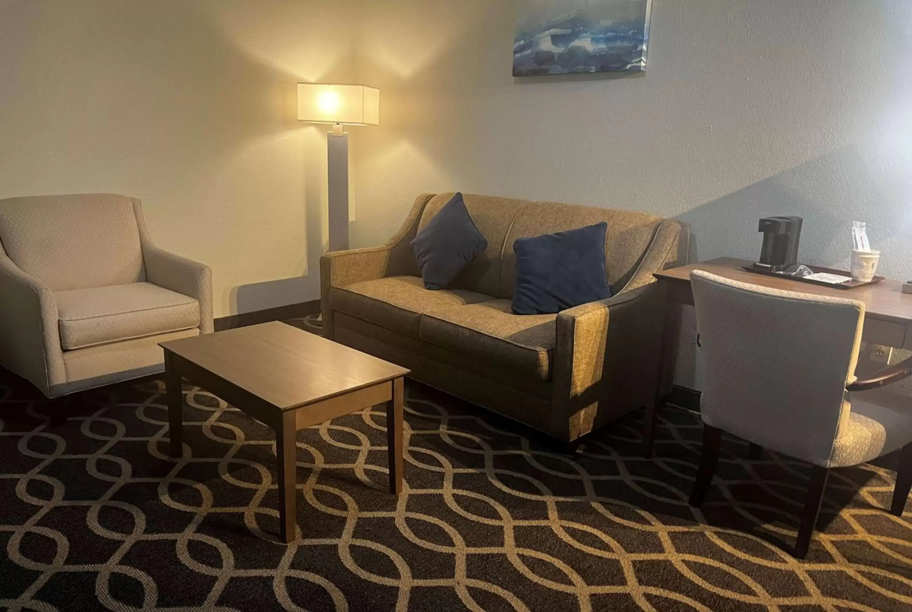 Bed, Seating Area in Wingate by Wyndham Humble/Houston Intercontinental Airport