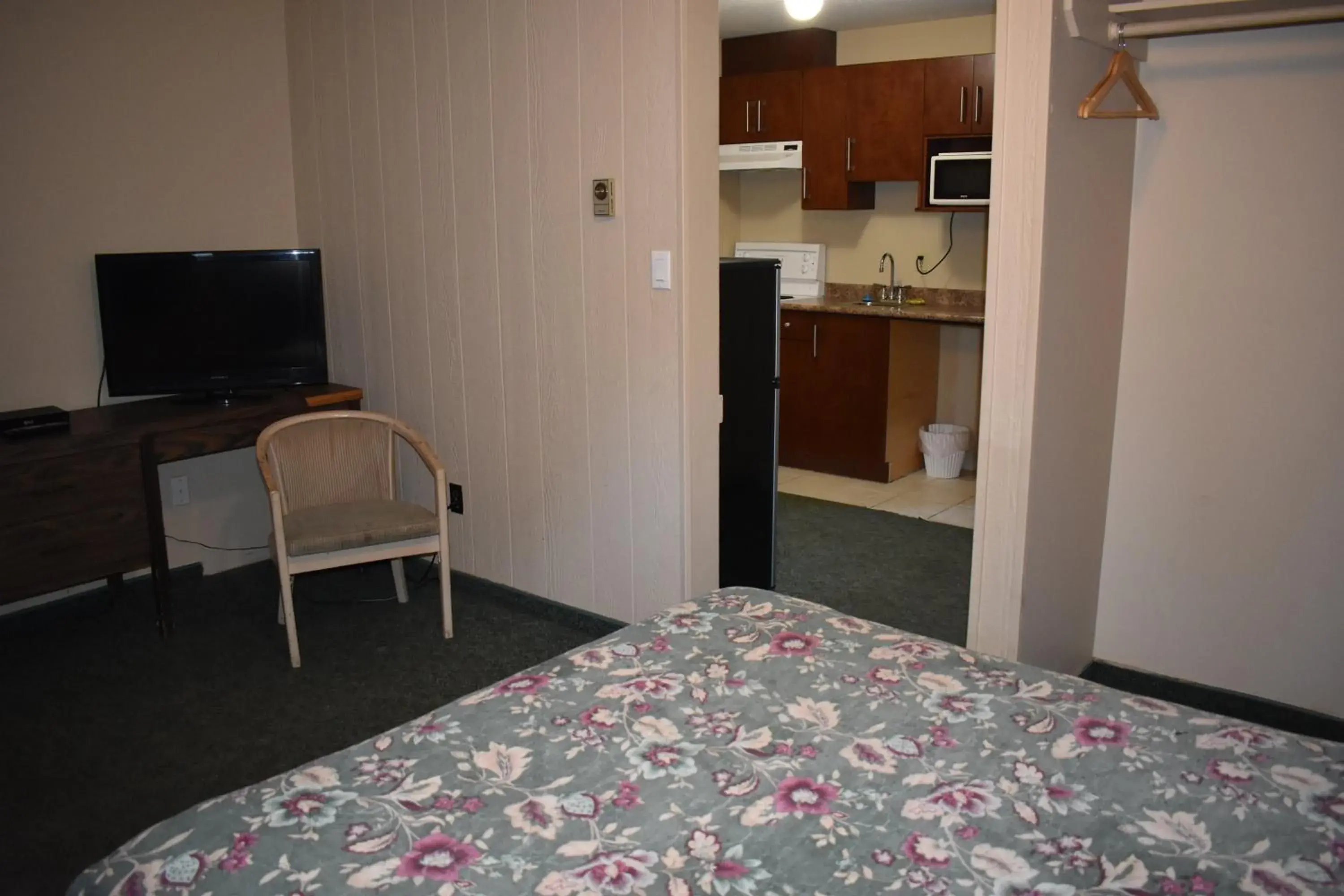 Photo of the whole room, TV/Entertainment Center in Hope Inn and Suites