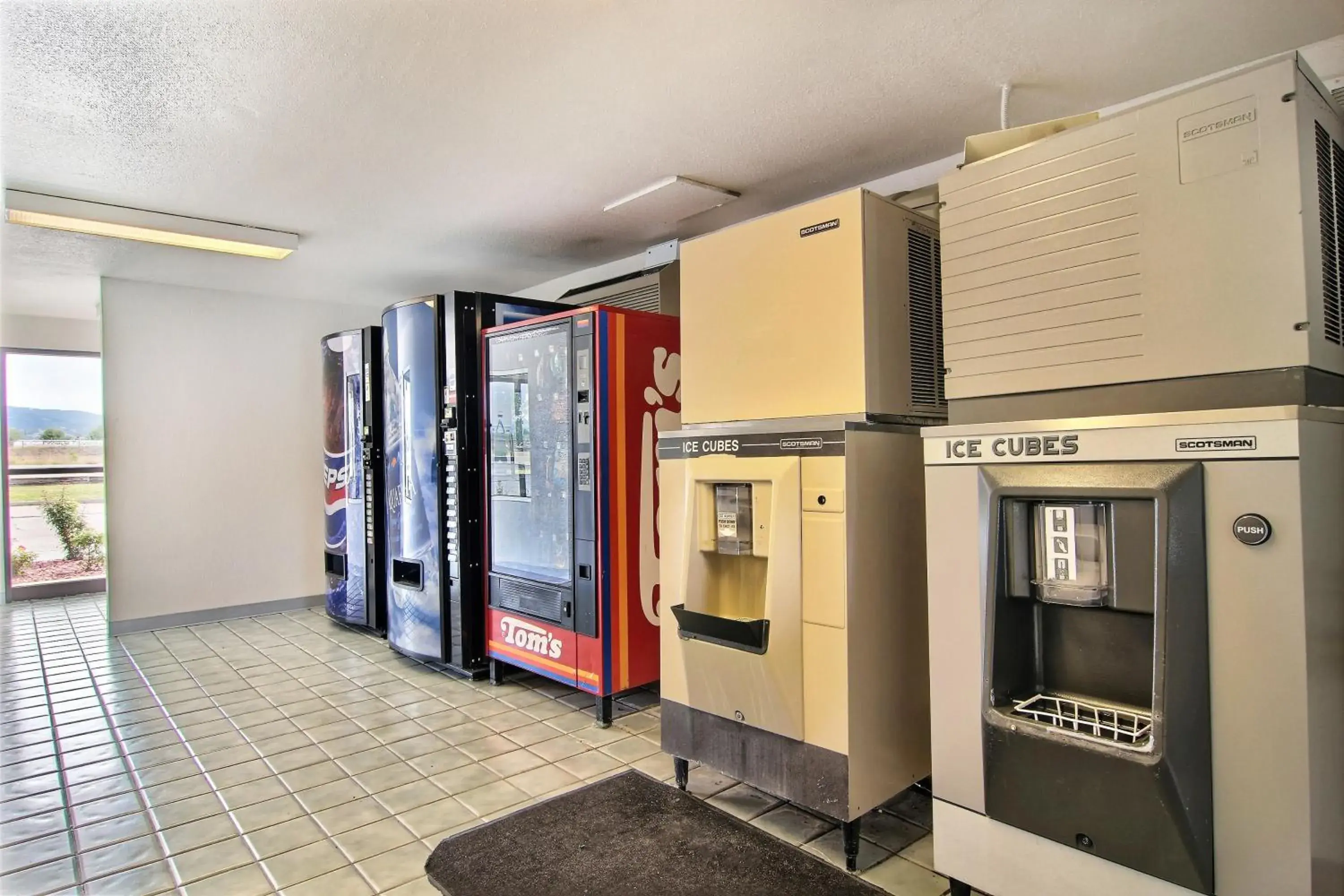 Food and drinks in Travelodge by Wyndham Raton Food and drinks in Travelodge by Wyndham Raton