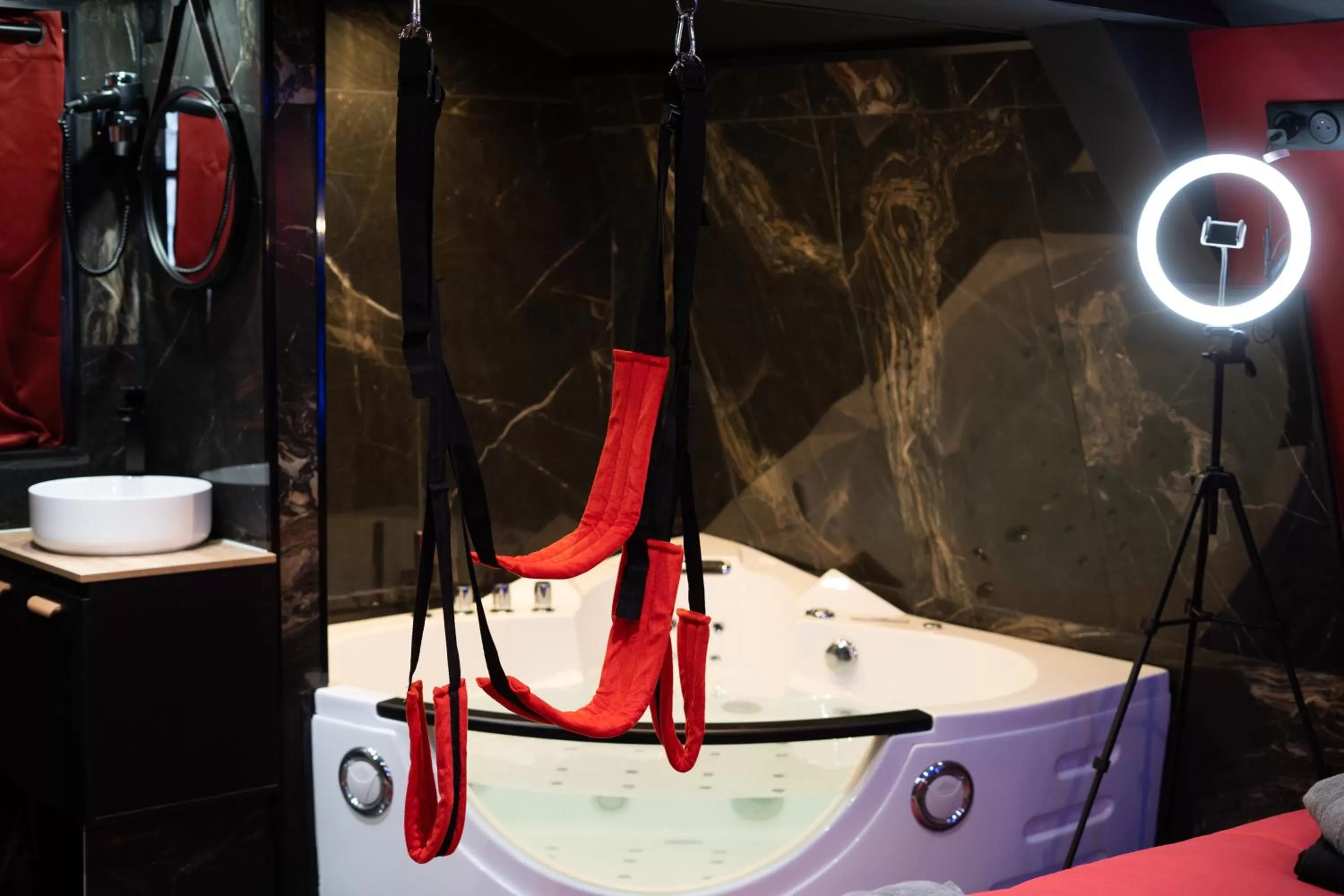 Bathroom in Capsule Secret - Jacuzzi - Netflix & Home cinéma - Jeux de couple - Barre de pole dance