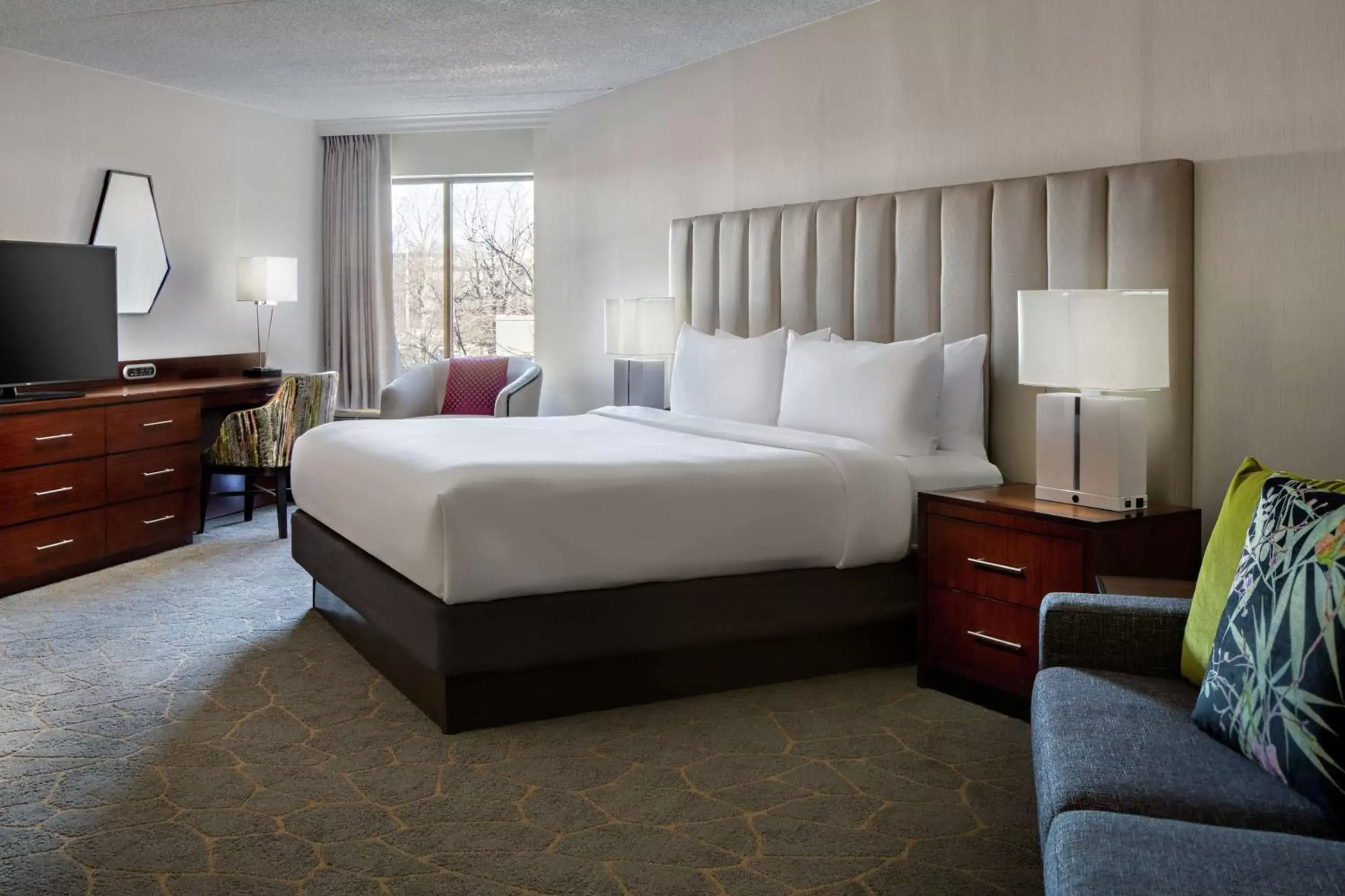 Bedroom, Bed in DoubleTree by Hilton Fairfield Hotel & Suites