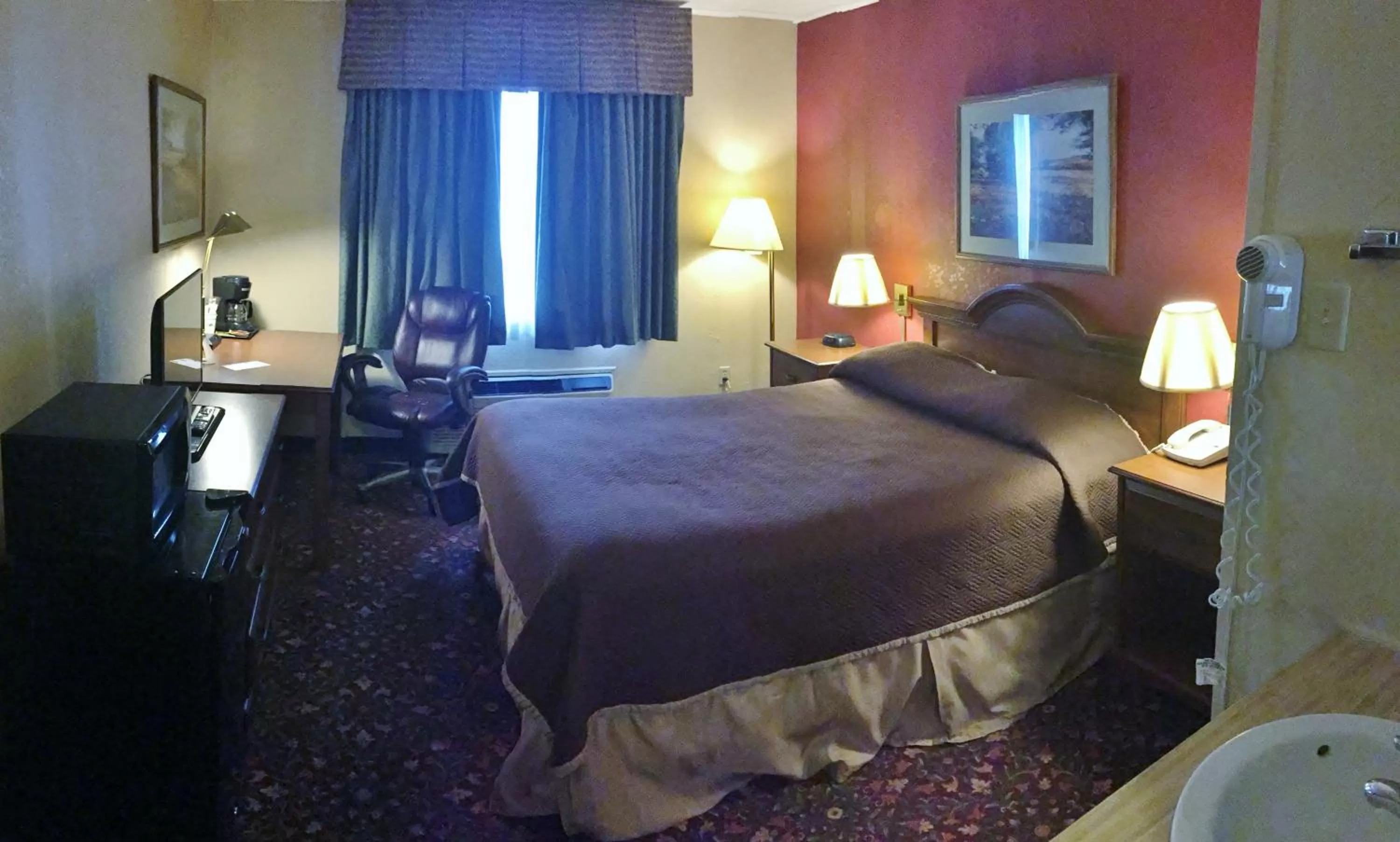 Deluxe Queen Room - Non-Smoking in Travelodge by Wyndham Beckley