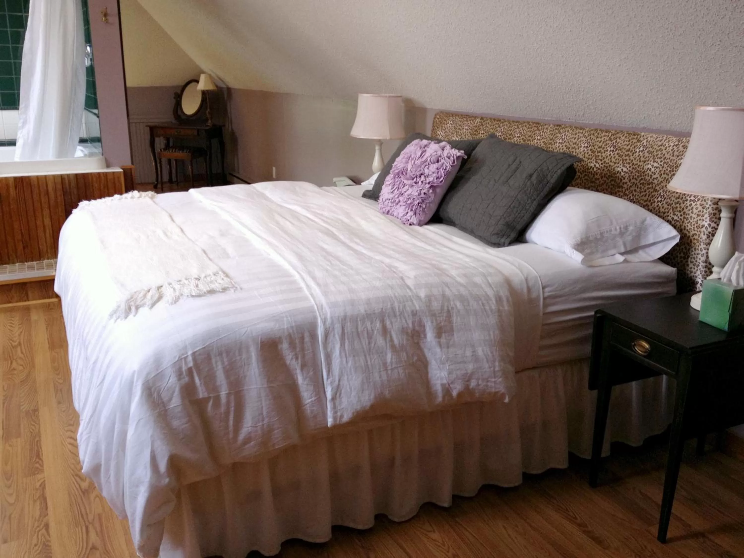 Bed in The Inn at Ragged Edge