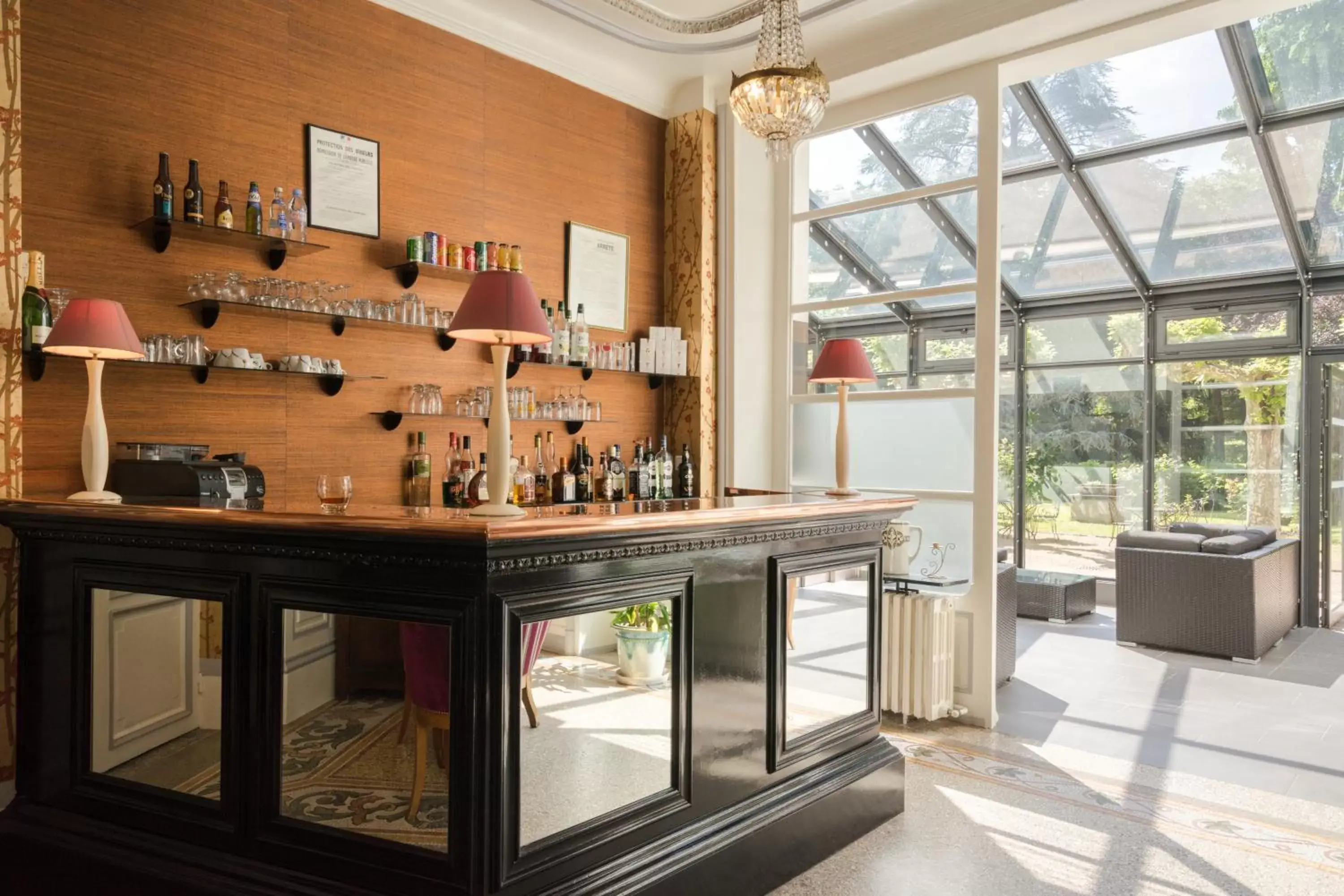 Lounge or bar in The Originals Boutique, Hôtel Terminus, Bourg-en-Bresse Gare Lounge or bar in The Originals Boutique, Hôtel Terminus, Bourg-en-Bresse Gare