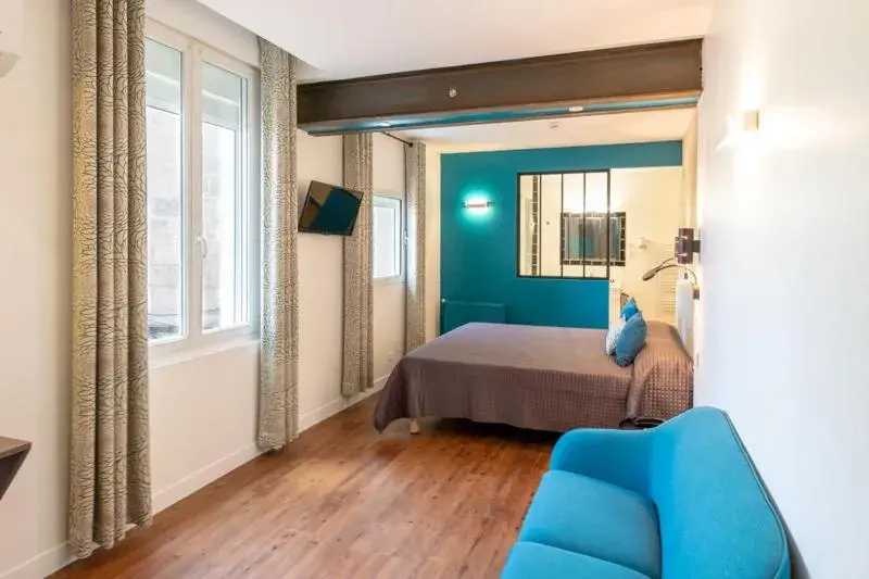 Bed, TV/Entertainment Center in Hotel Regina Bordeaux Gare Saint-Jean
