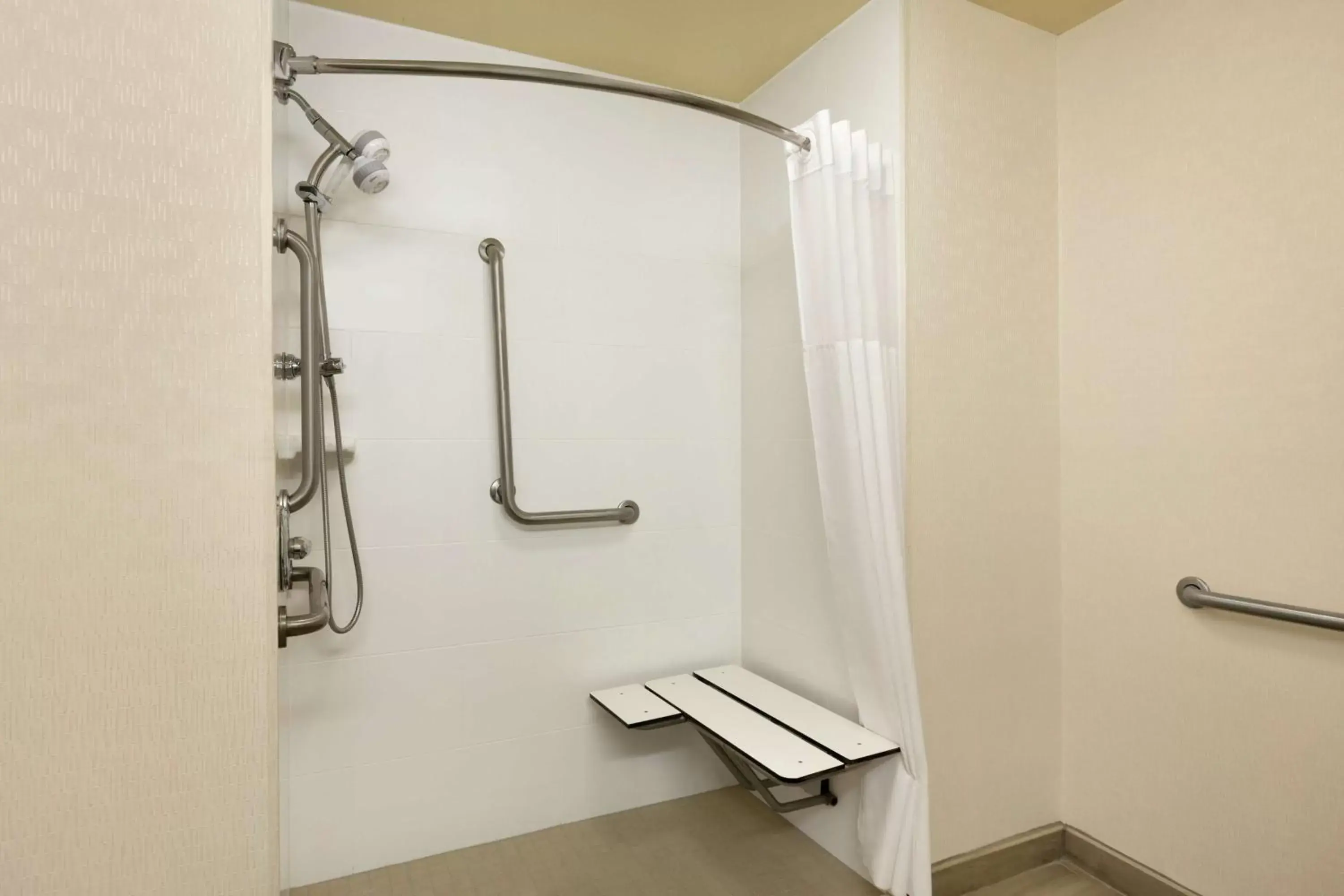 Bathroom in Hampton Inn Wichita Falls-Sikes Senter Mall