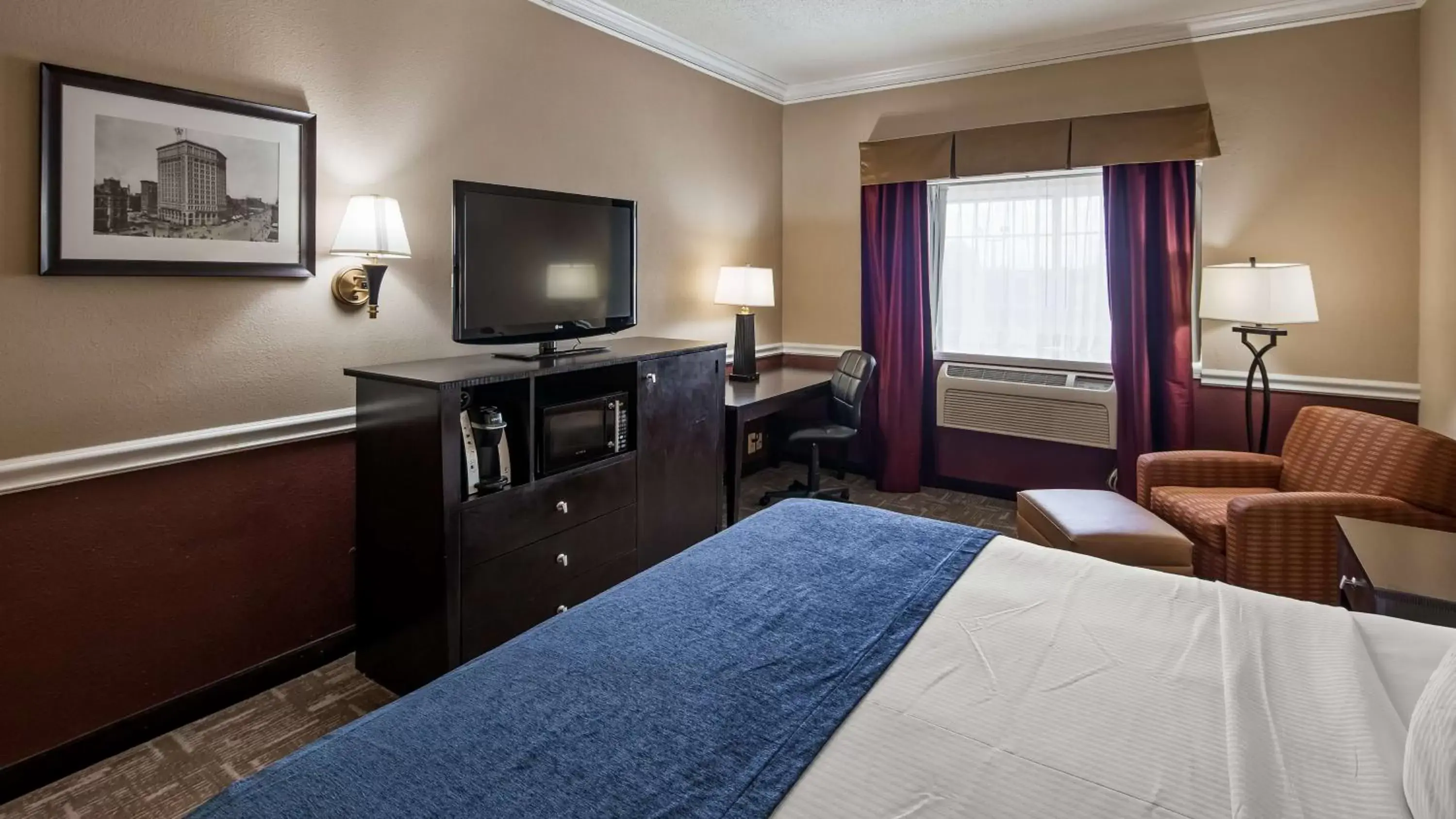 Photo of the whole room, TV/Entertainment Center in Best Western Greenfield Inn