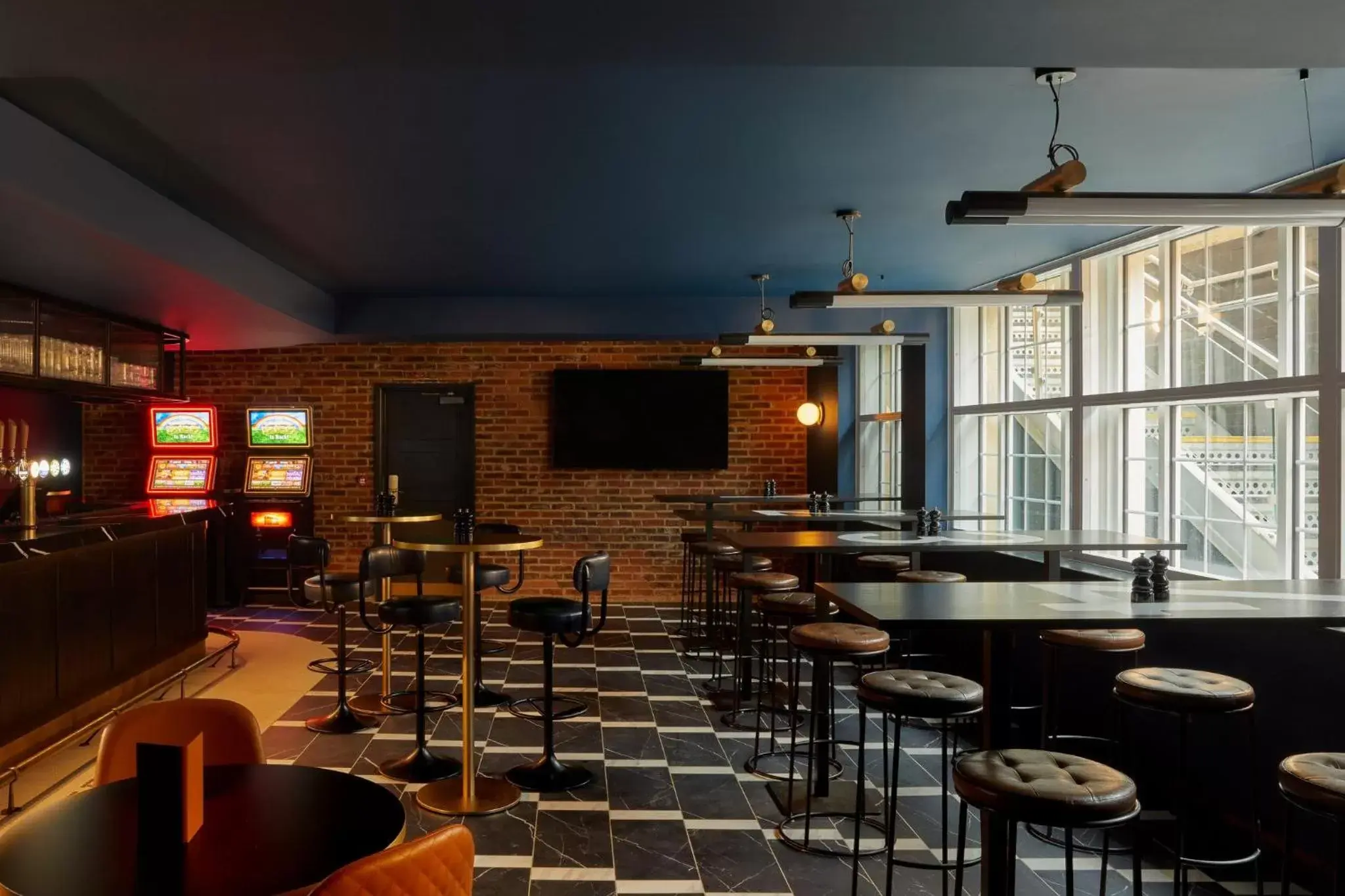 Lounge or bar, Restaurant/Places to Eat in Hotel Indigo - Exeter, an IHG Hotel