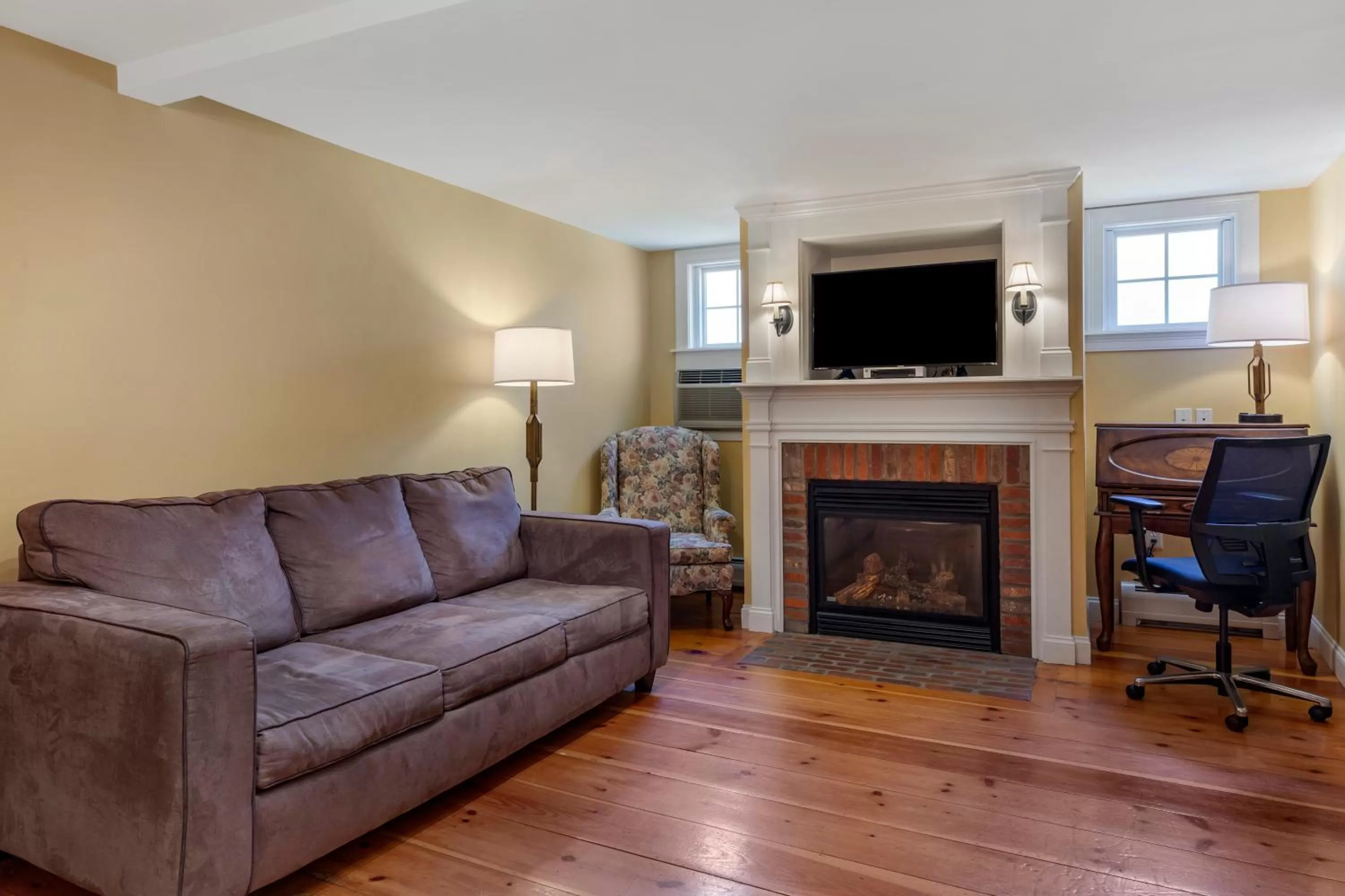 Living room in Essex Street Inn & Suites, an Ascend Collection Hotel