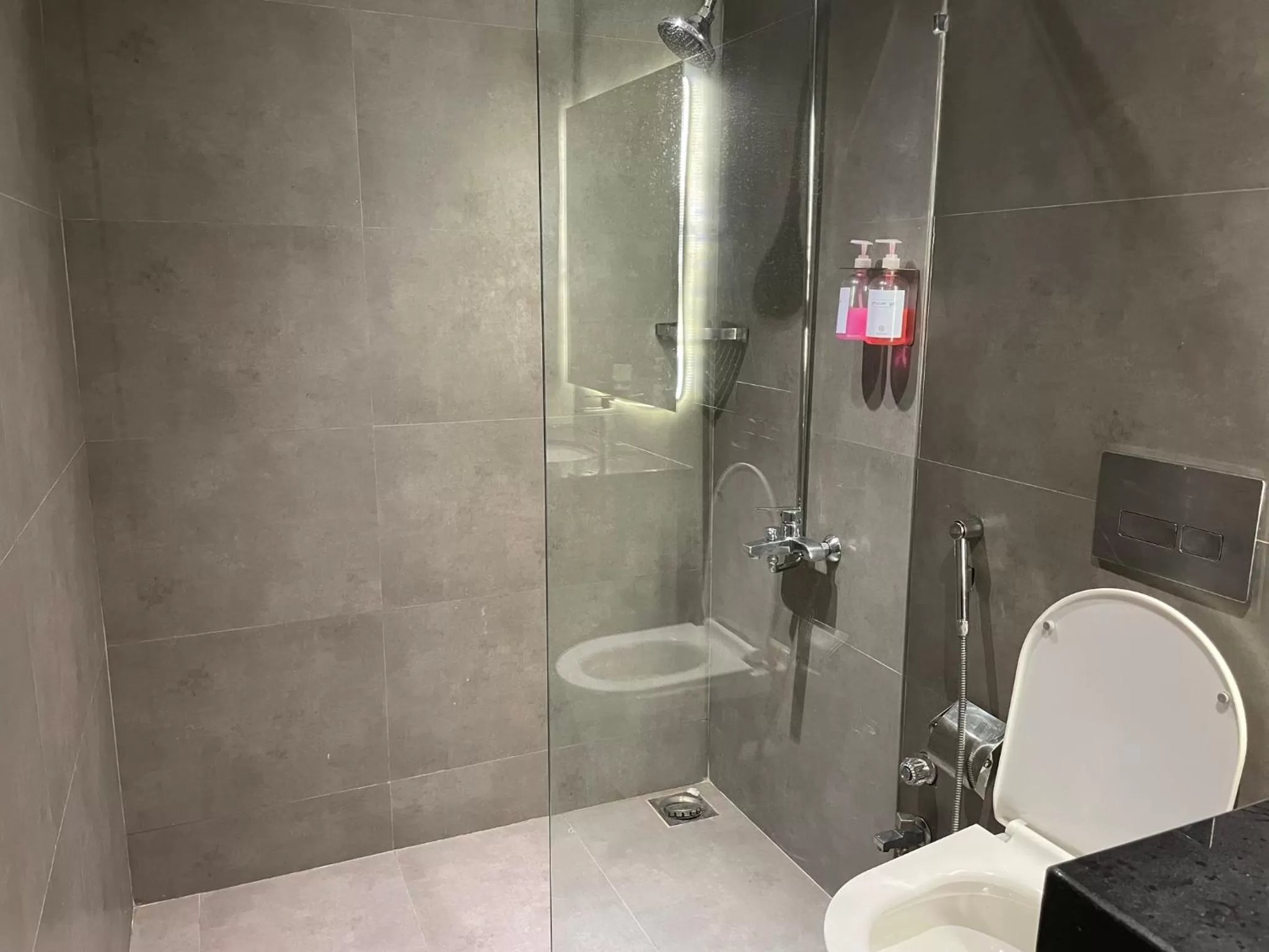 Shower in Hamsun Shahrah-e-Faisal