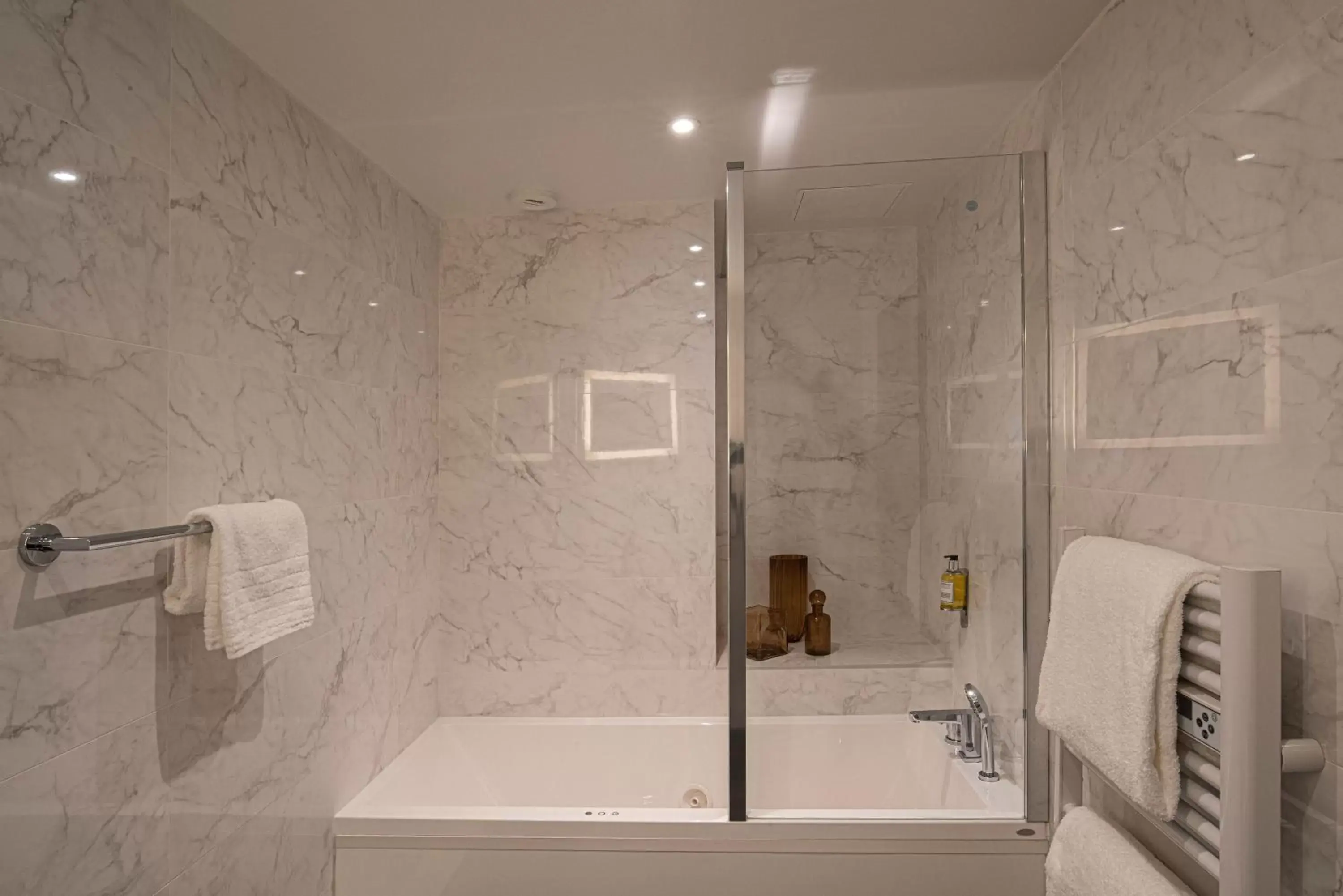 Bath, Bathroom in Hôtel Quorum