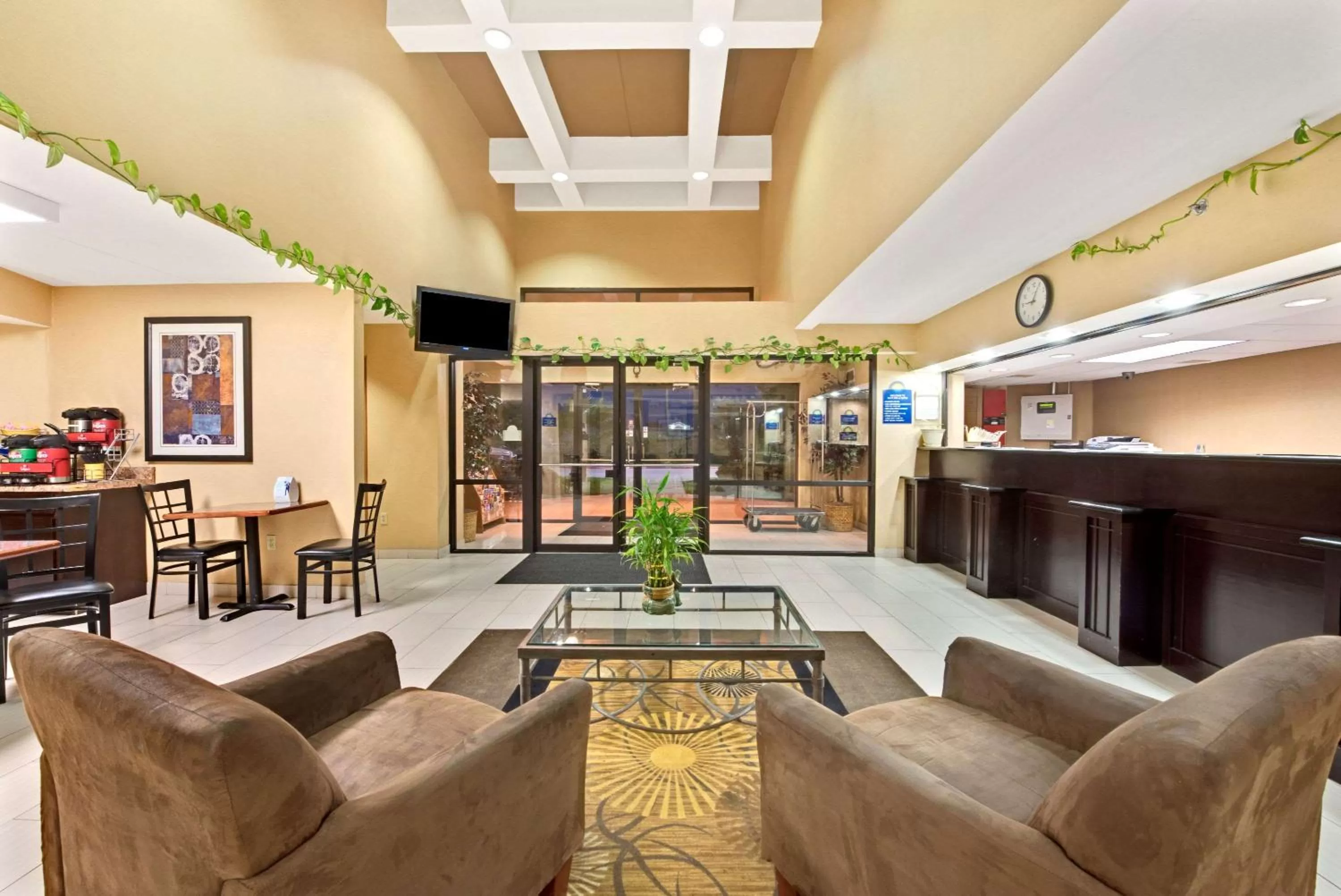 Lobby or reception in Days Inn & Suites by Wyndham DeSoto