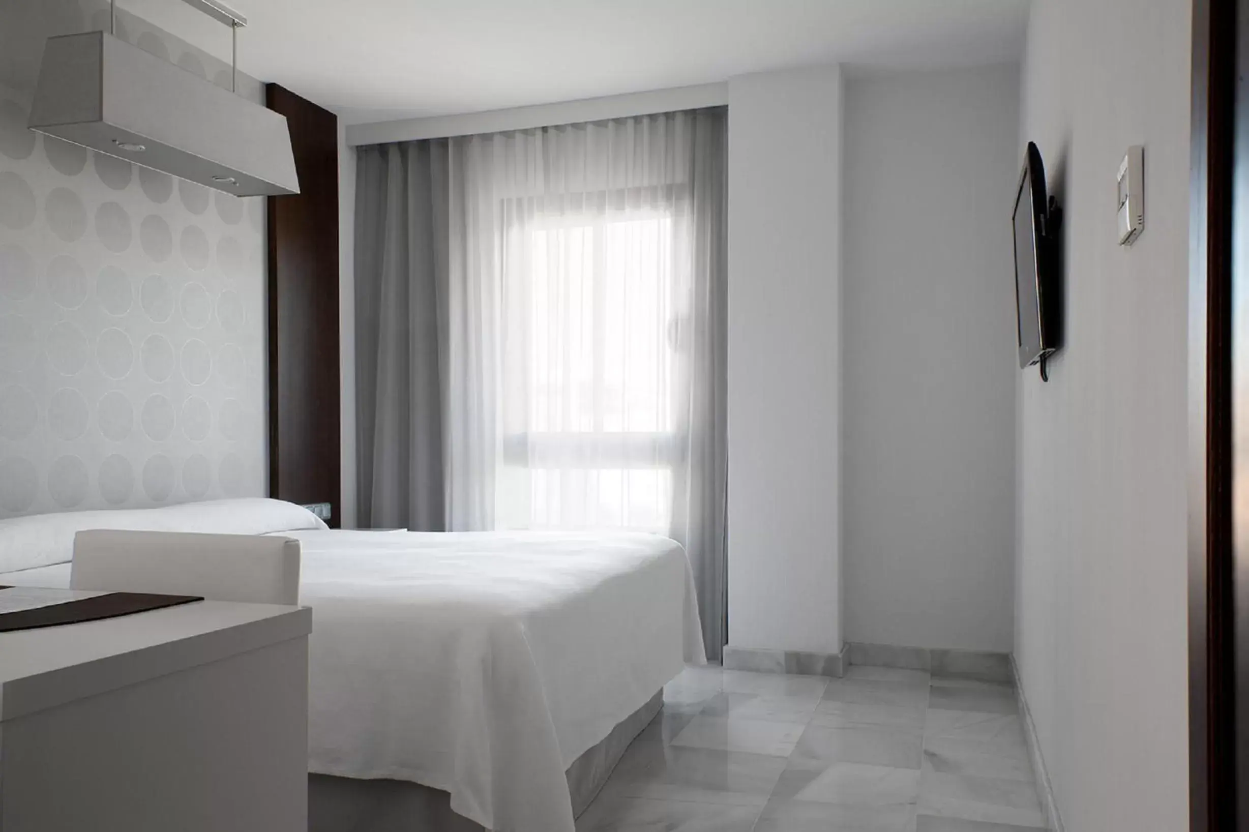Photo of the whole room, Bed in Mercure Algeciras