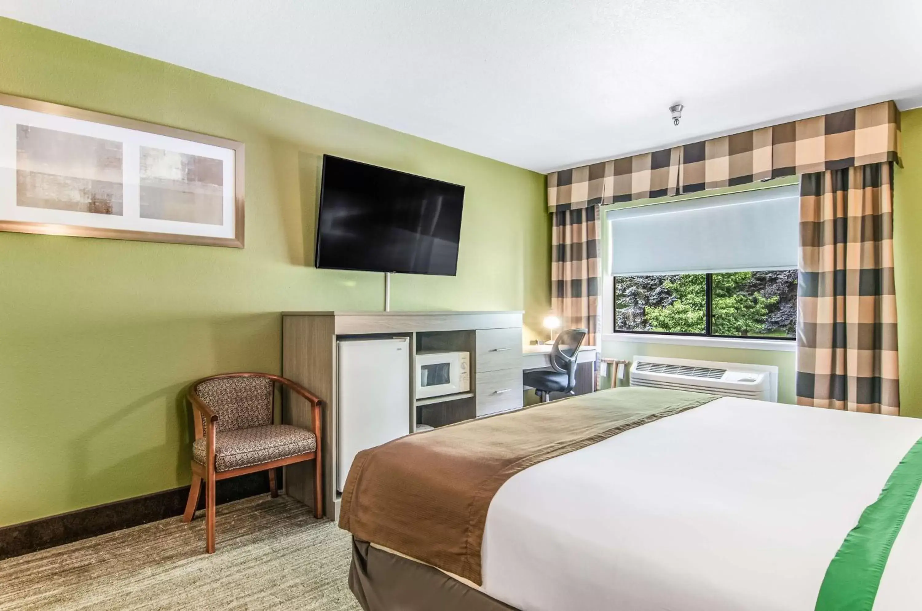 TV and multimedia, Bed in GuestHouse Inn & Suites Poulsbo