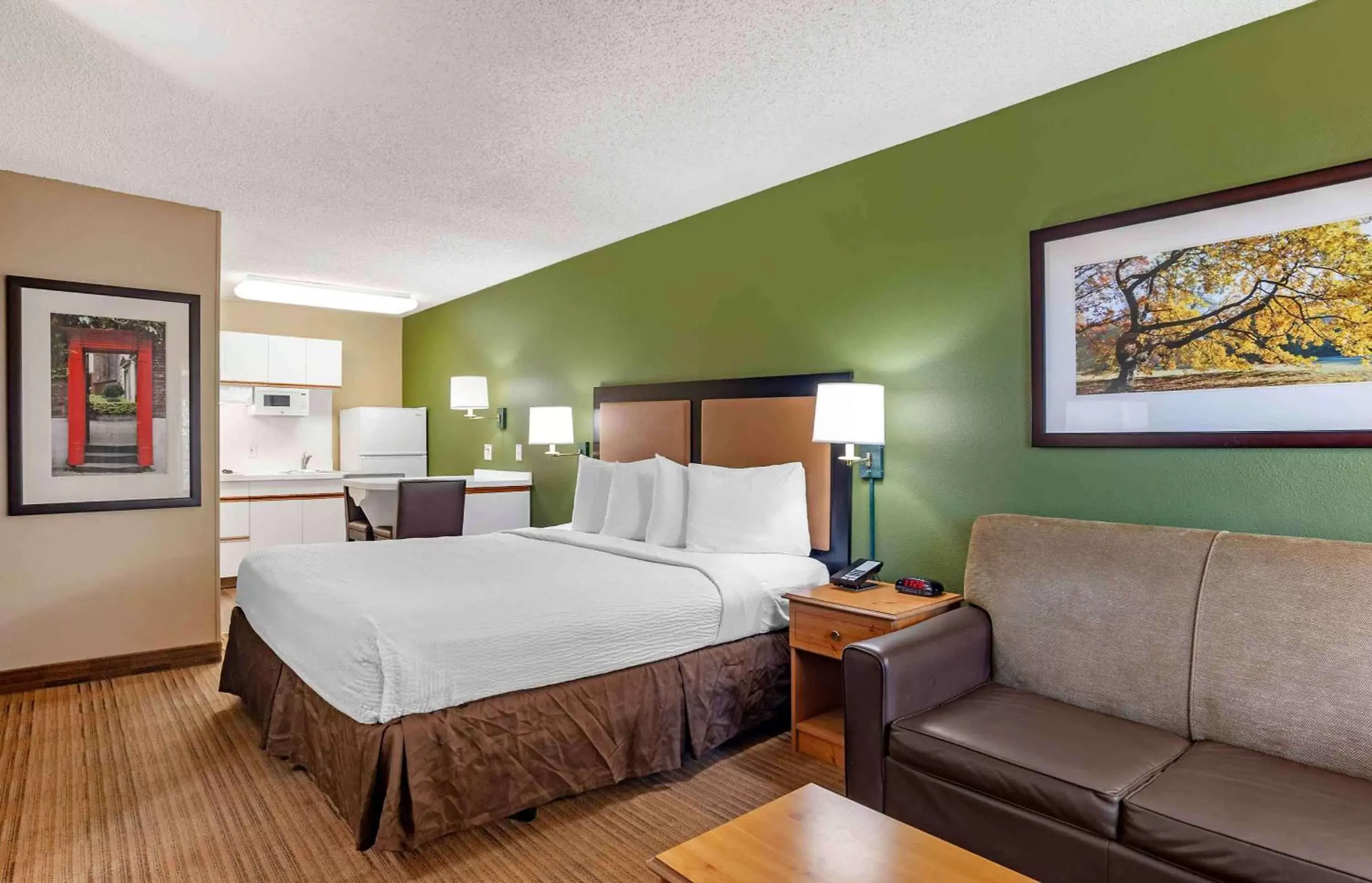 Bedroom, Bed in Extended Stay America Suites - San Diego - Sorrento Mesa