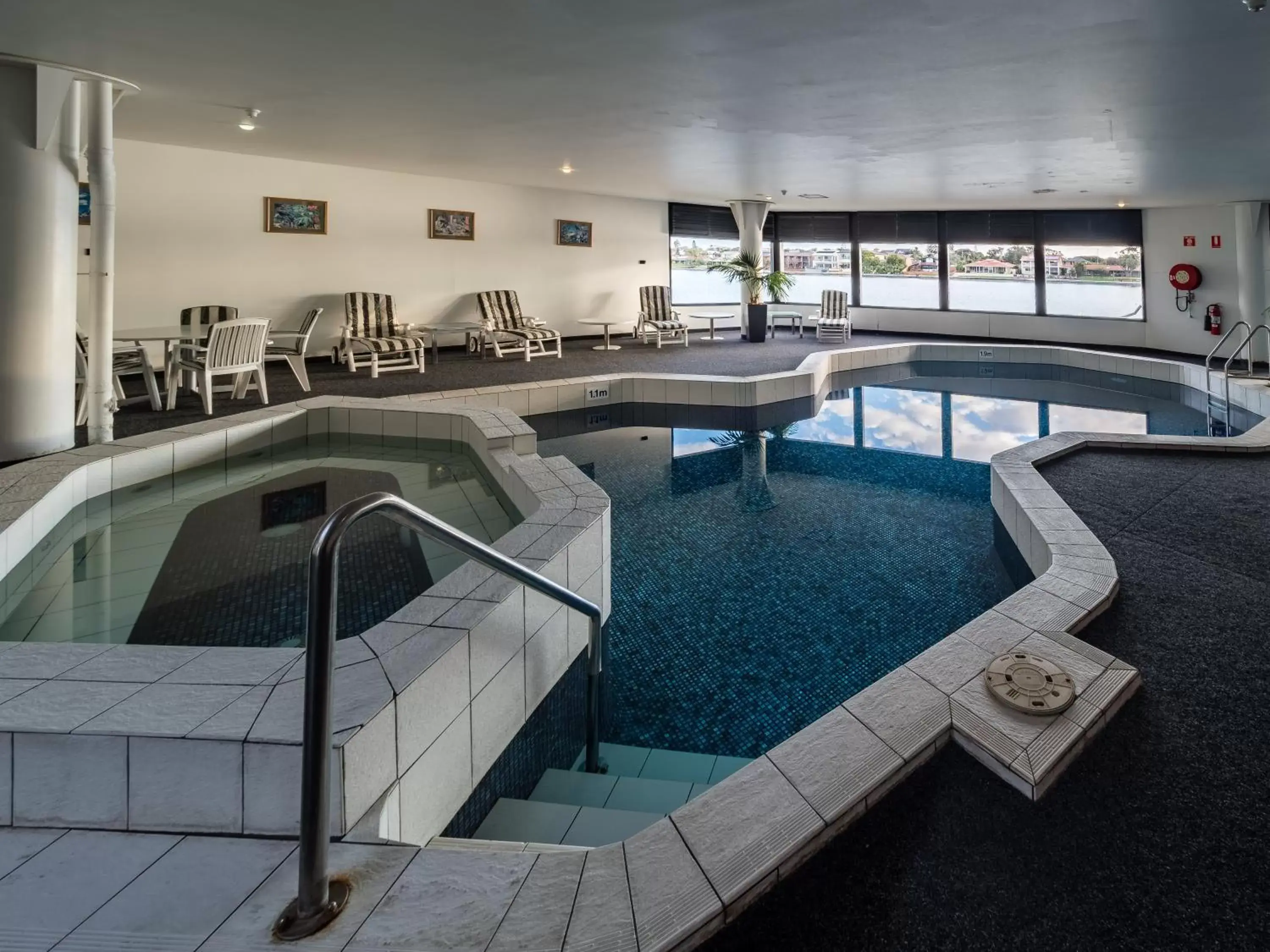 Swimming Pool in Lakes Hotel