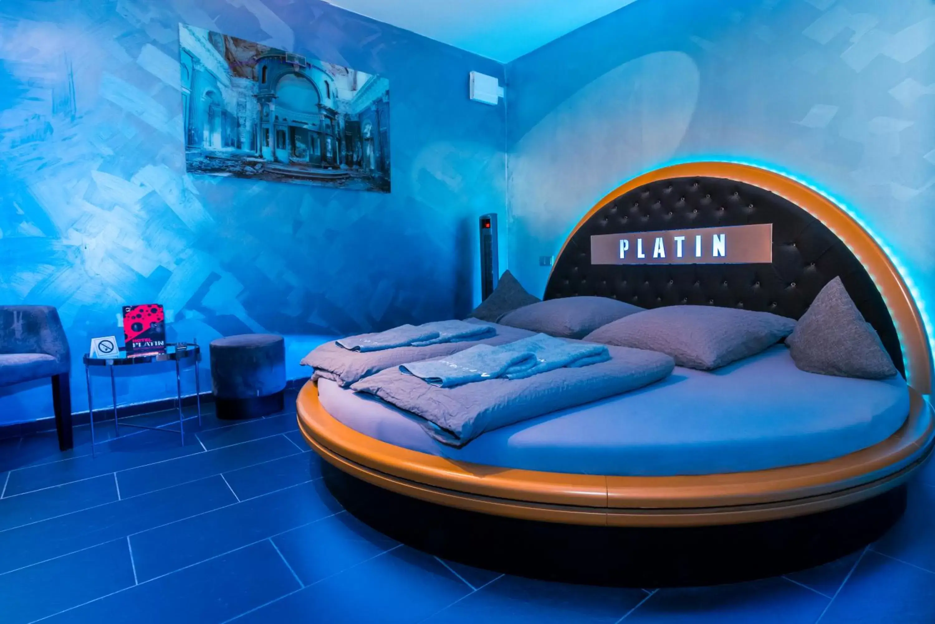 Hot Tub, Bed in Hotel Platin