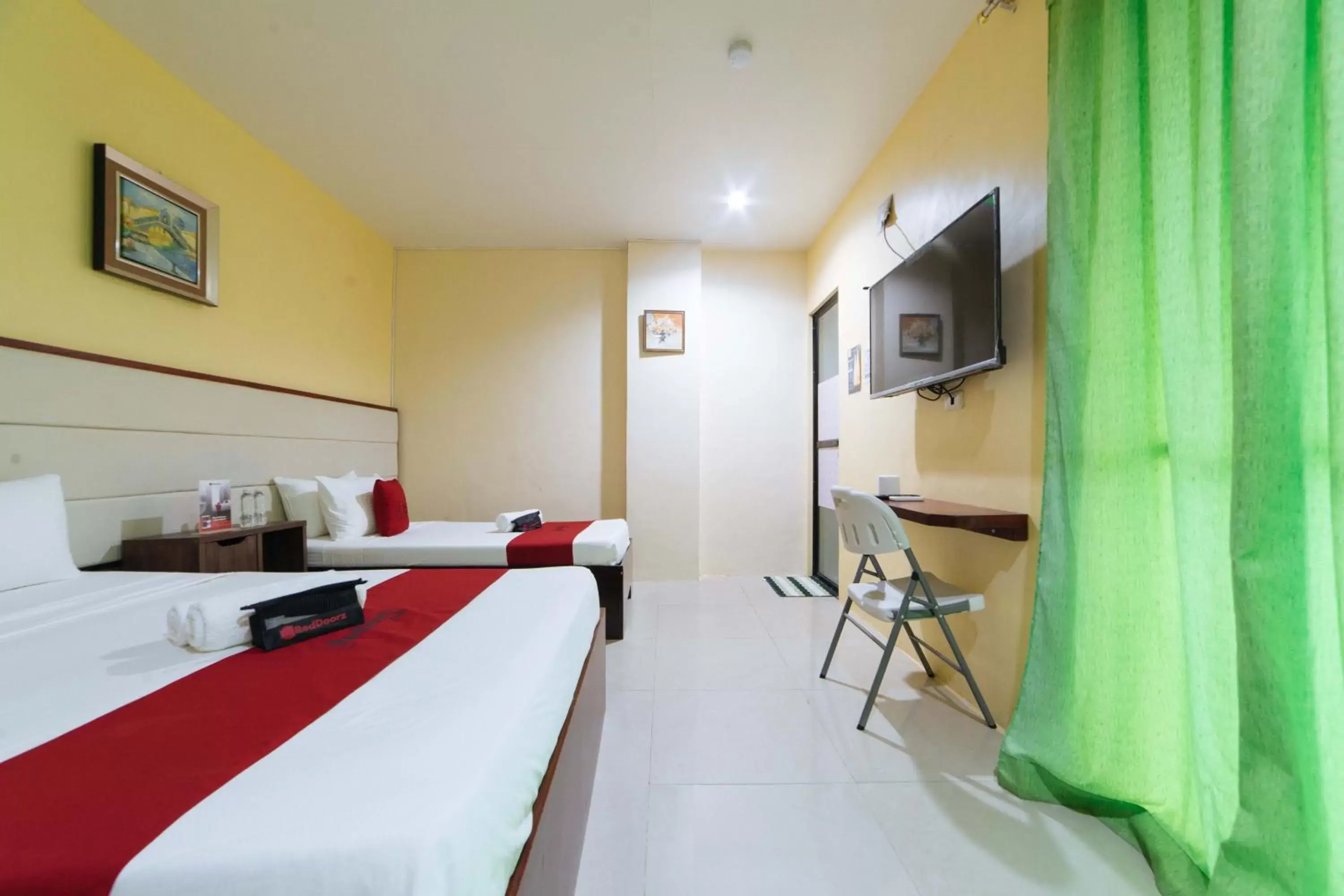 TV and multimedia, Bed in RedDoorz near Notre Dame of Dadiangas University TV and multimedia, Bed in RedDoorz near Notre Dame of Dadiangas University