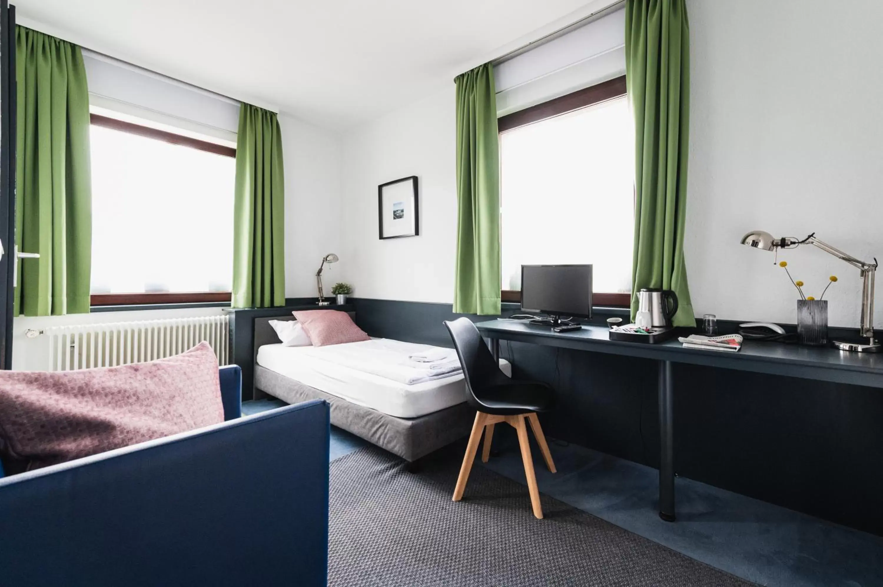 Bed, TV/Entertainment Center in City Hotel Fellbach 24H CHECK-IN
