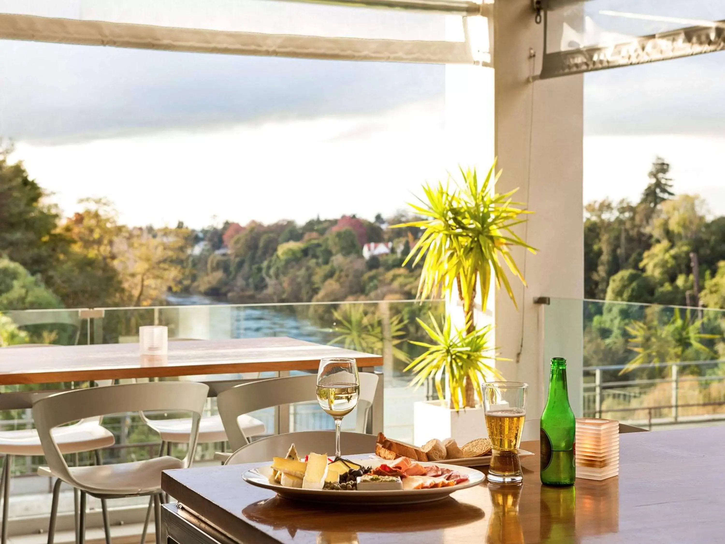Lounge or bar in ibis Hamilton Tainui Lounge or bar in ibis Hamilton Tainui