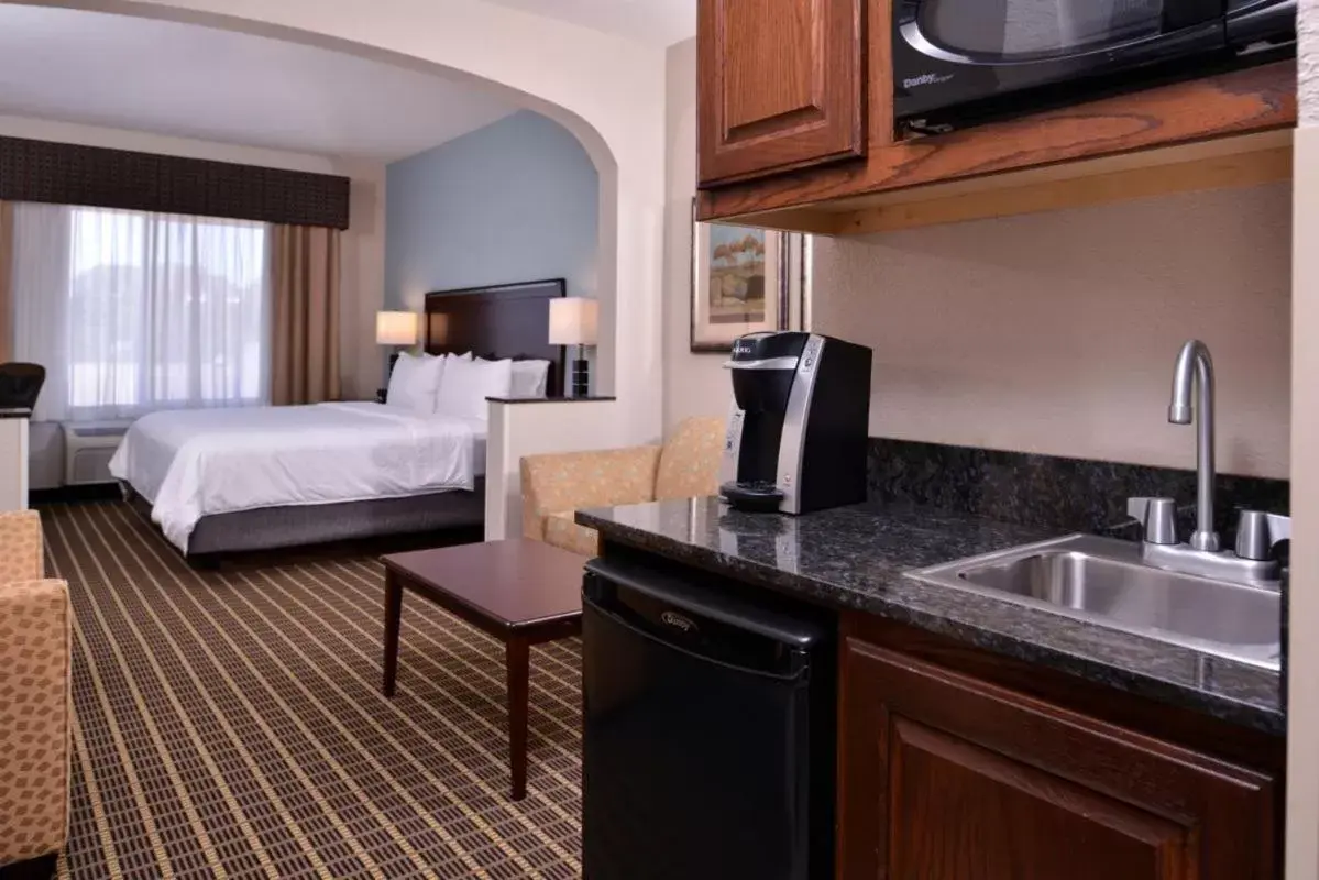 Kitchen/Kitchenette in Holiday Inn Express & Suites Pittsburg, an IHG Hotel